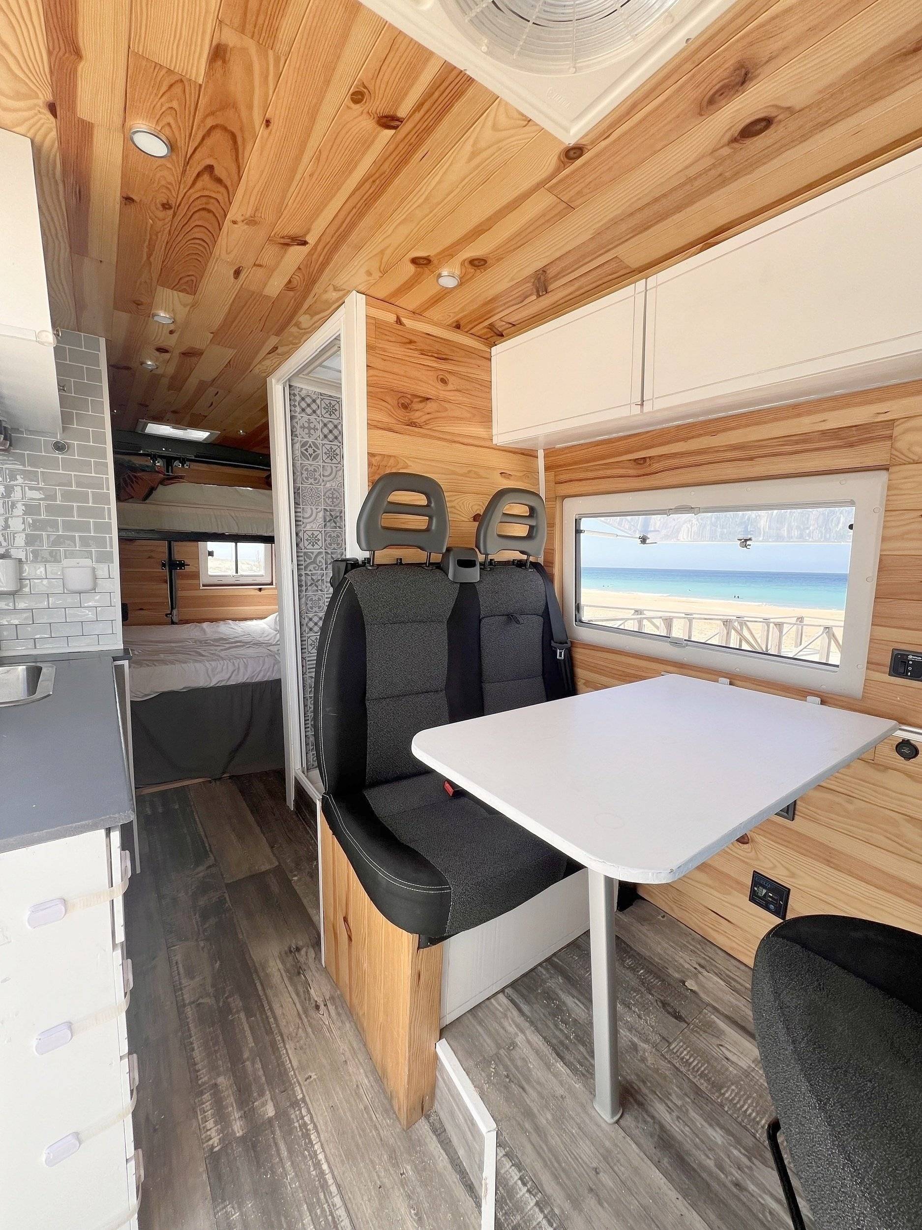 Dining Area Fiat Ducato MAXI 2,3 l Multijet 150 cv/hp - Yescapa