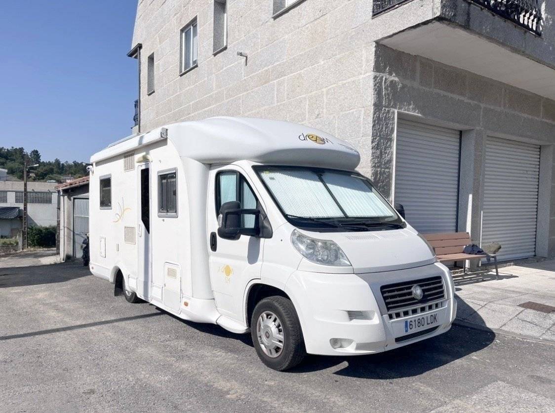 Vista del vehículo ángulo delantero Fiat Ducato 2,2 l Multijet 130 ch. - Yescapa