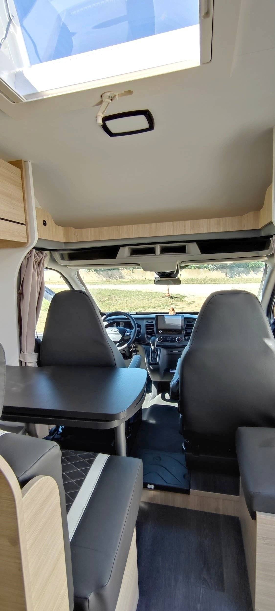 Dining Area Ford Transit 2,0 l 170 ch - Yescapa