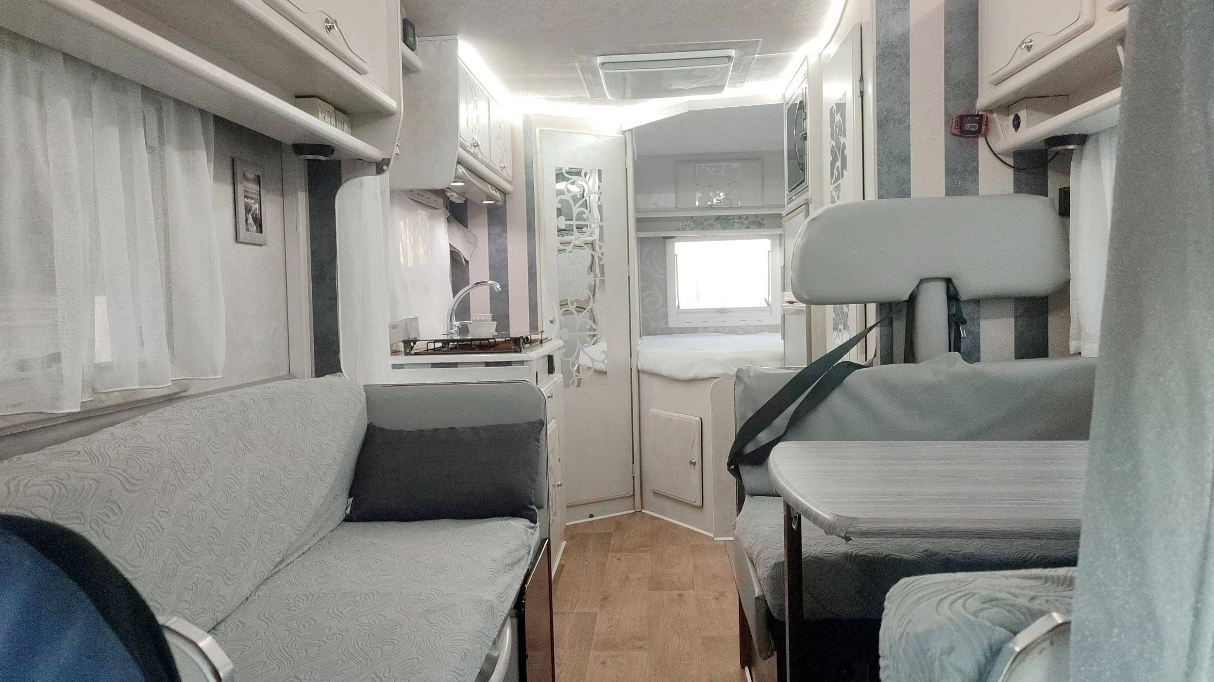 Dinette Mercedes Sprinter 312 D - Yescapa