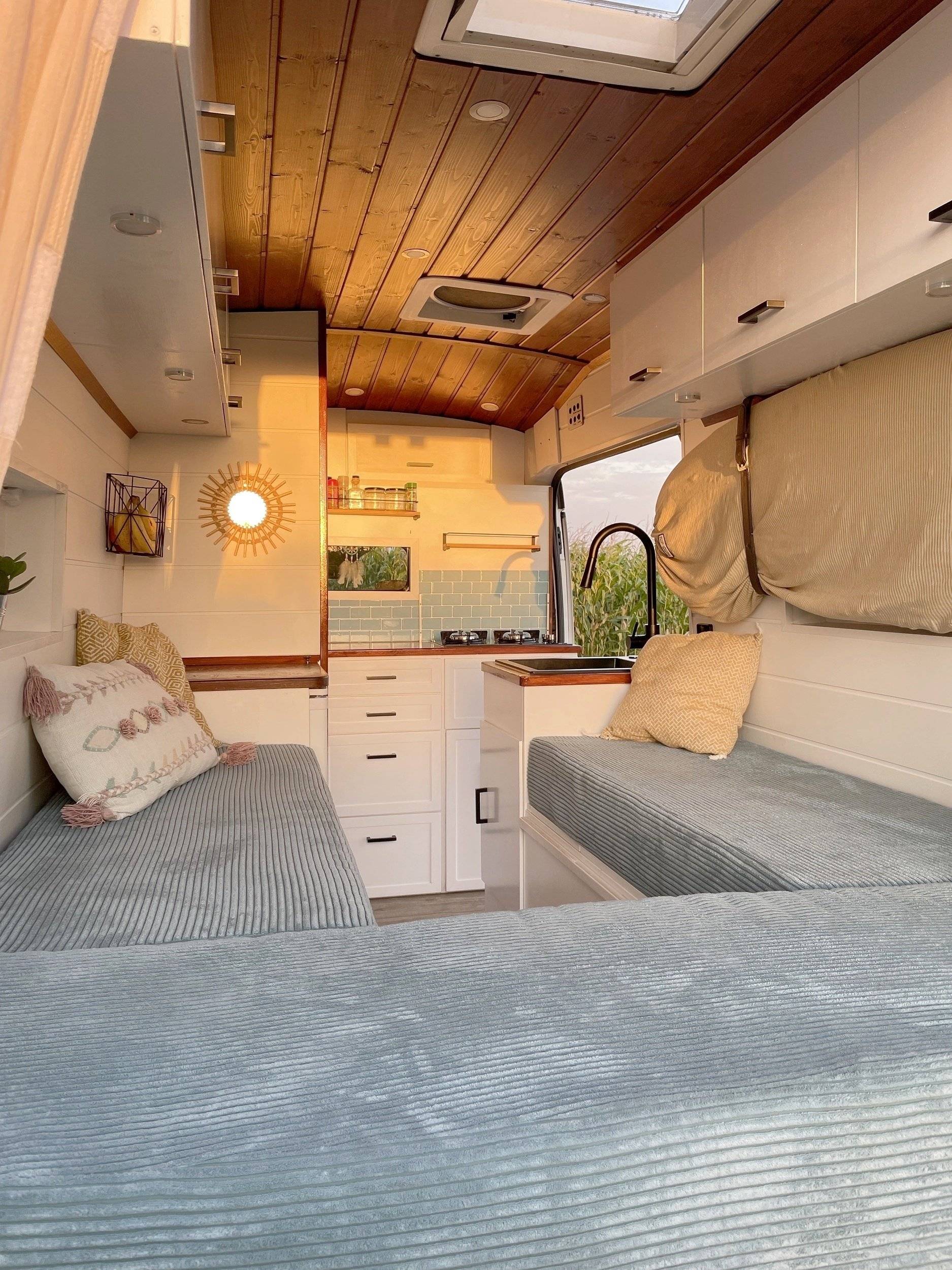 Vue avant de 3/4 Ford Transit - Yescapa