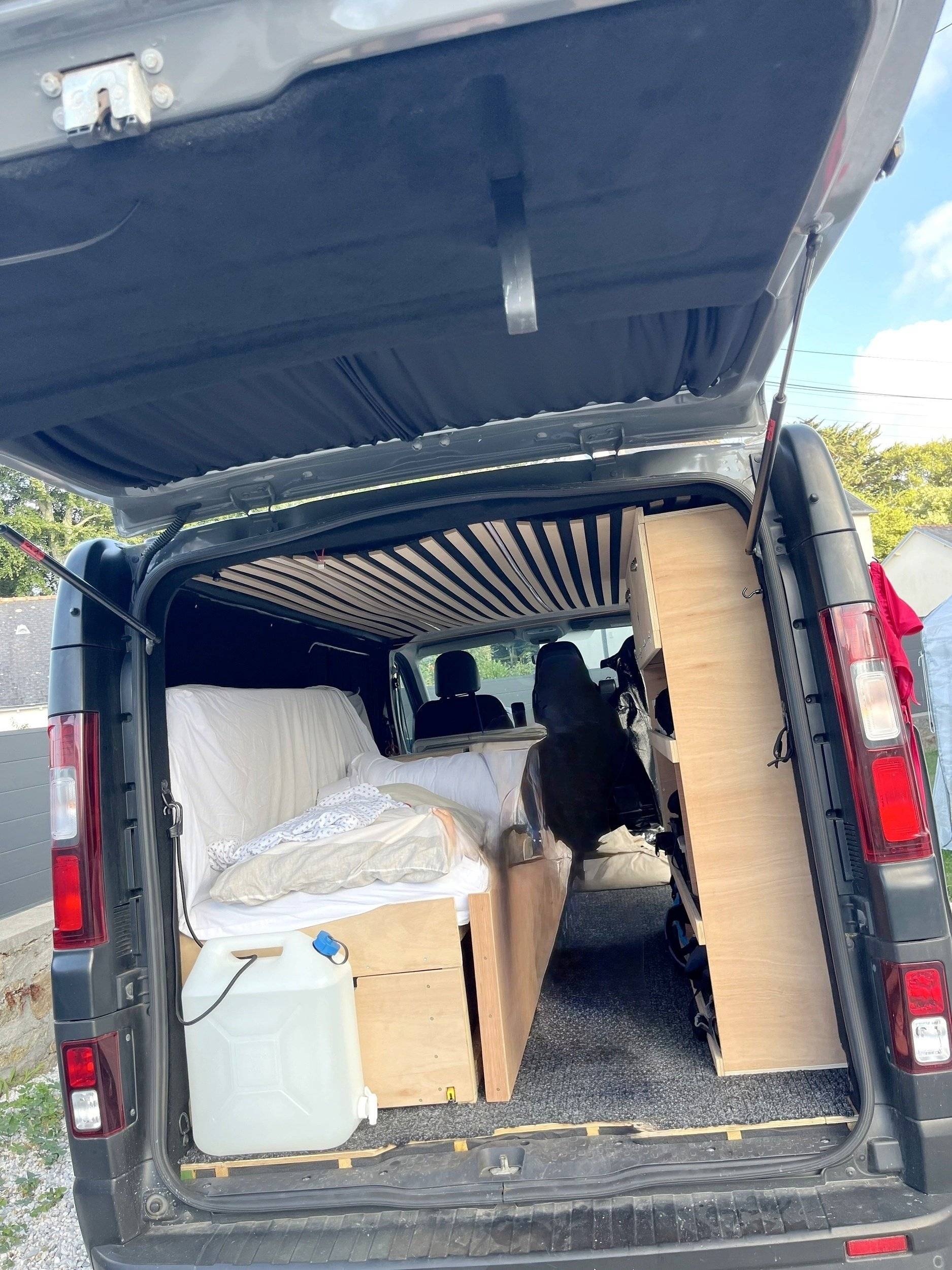 Coin repas Renault Trafic 1,6 l 120 ch - Yescapa