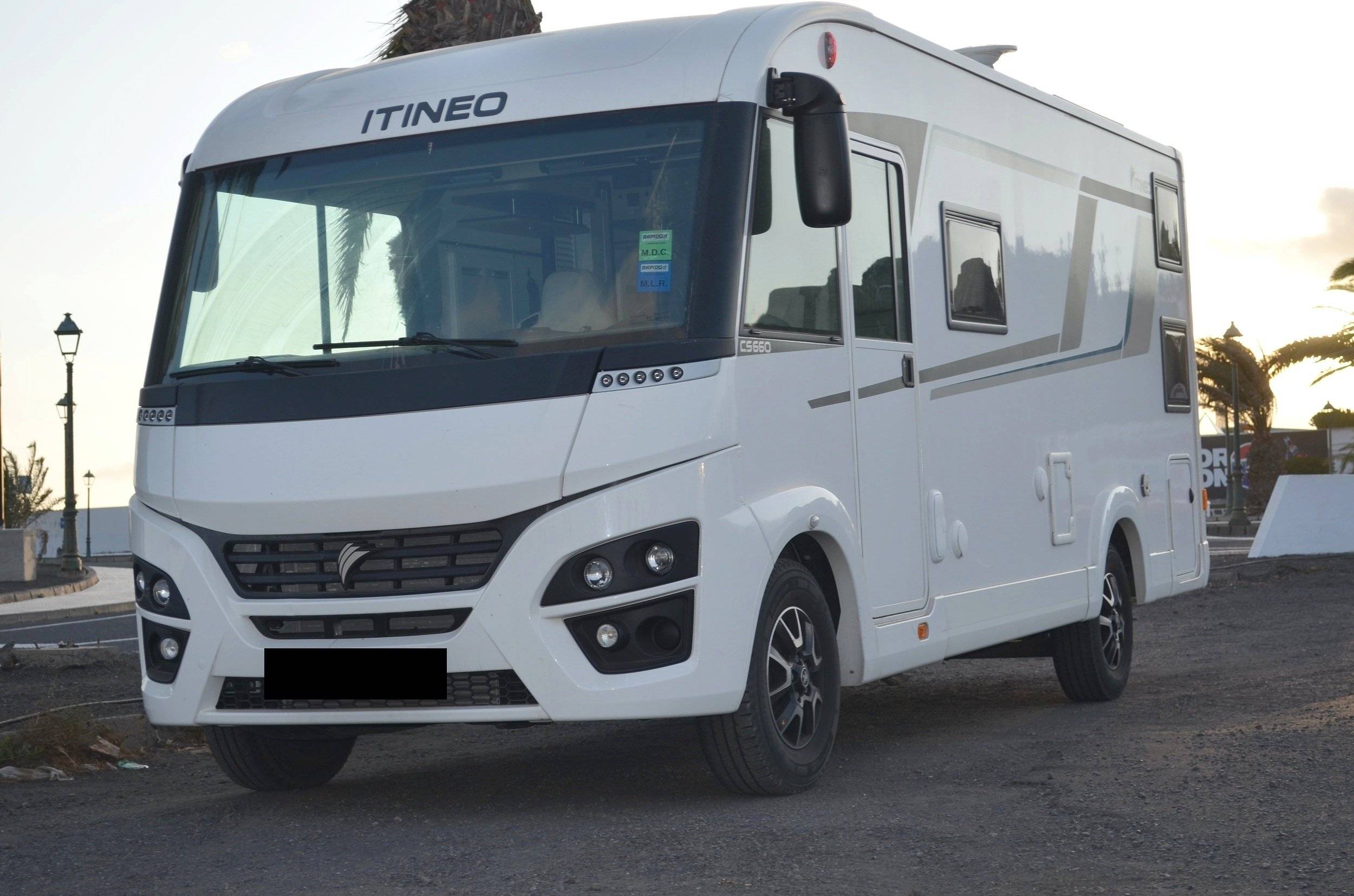 Vista frontale a ¾ Peugeot - Yescapa