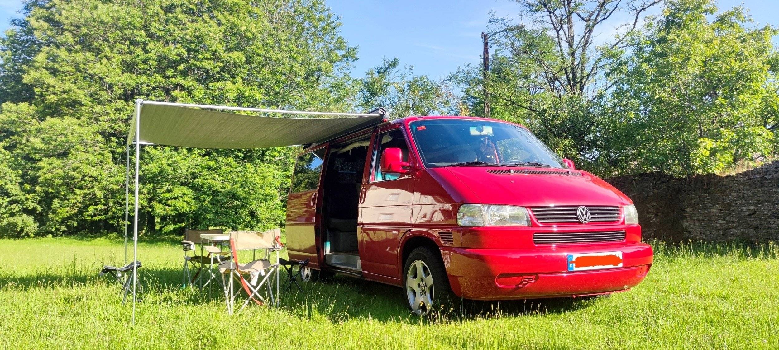 Vista frontale a ¾ Volkswagen Multivan 2.5 TDI TRENDLINE 102CV - Yescapa