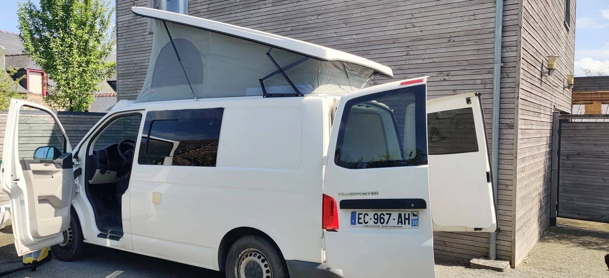 Front view from 3/4 Volkswagen - Yescapa