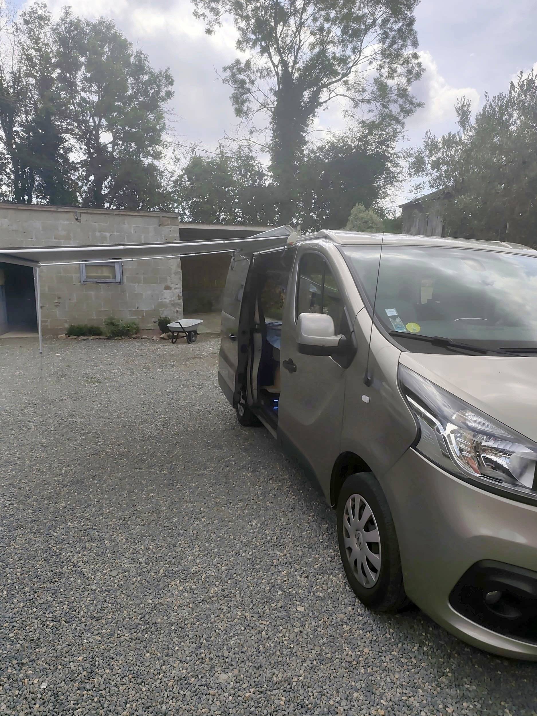 Front view from 3/4 Renault - Yescapa