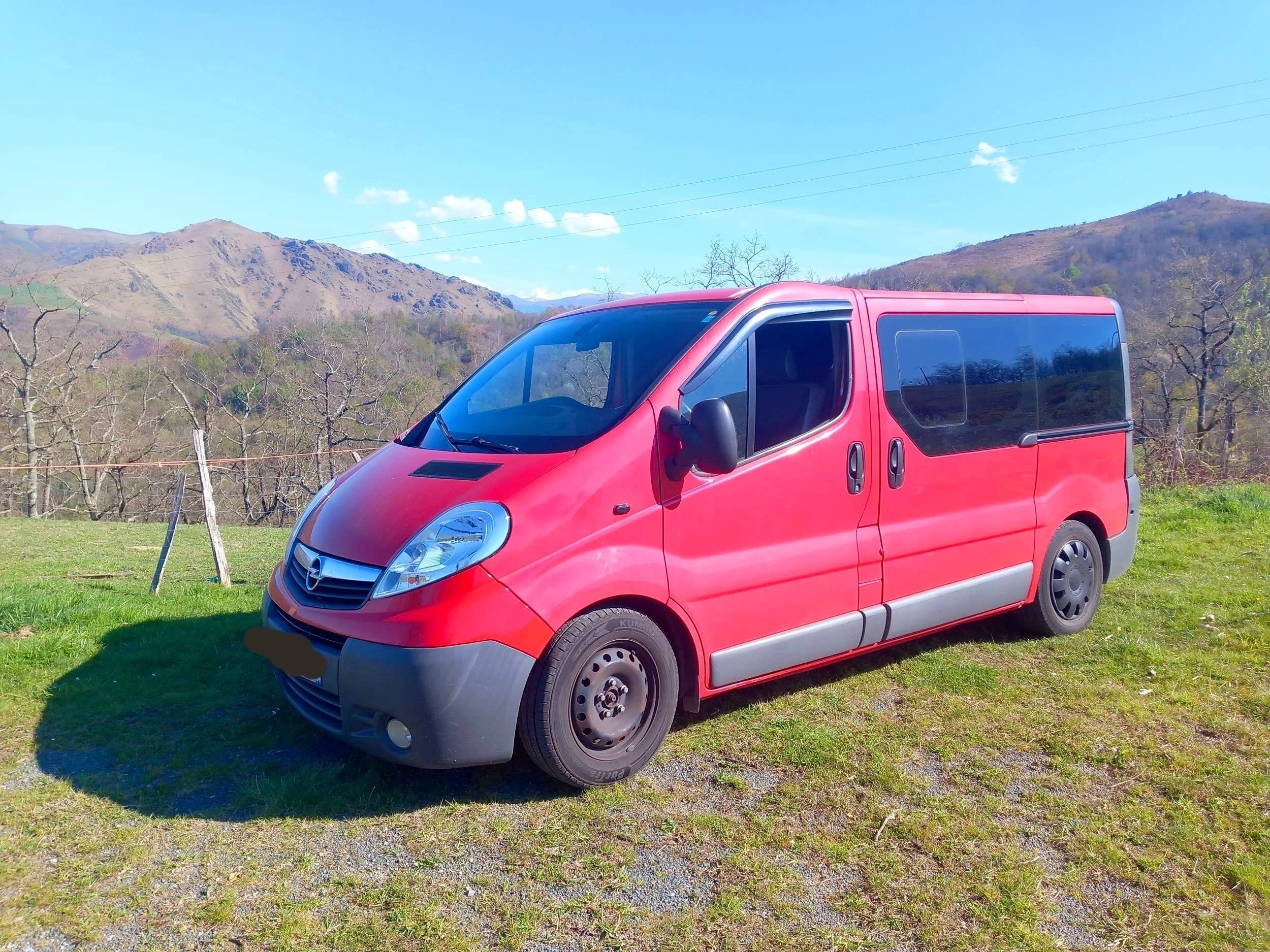 Vista frontale a ¾ Opel opel vivaro L2H1 - Yescapa