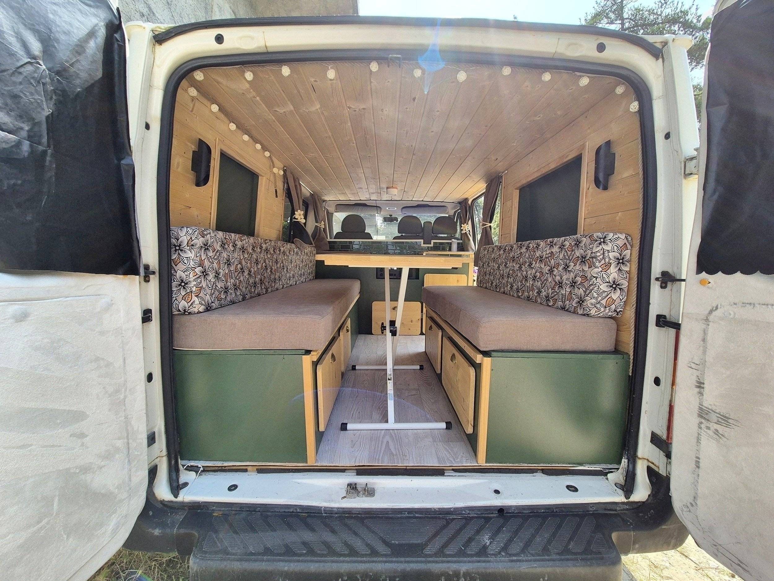 Dinette Ford Transit - Yescapa