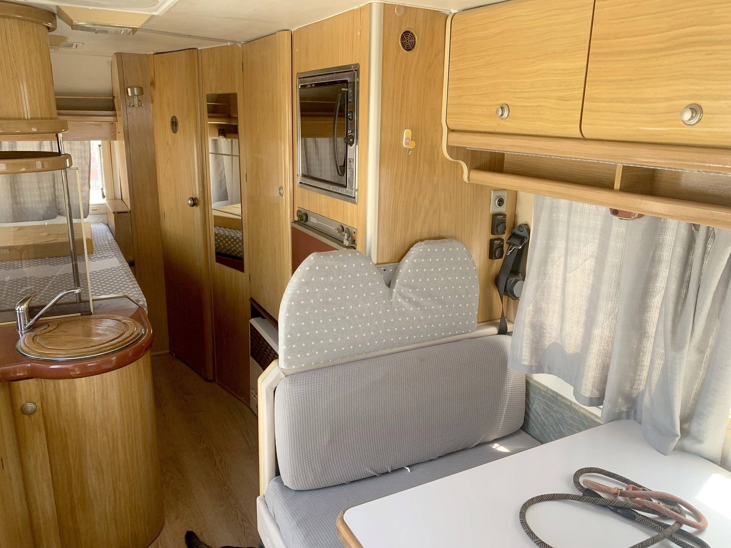 Dining Area Iveco Iveco daily 35.12 2,5 td - Yescapa