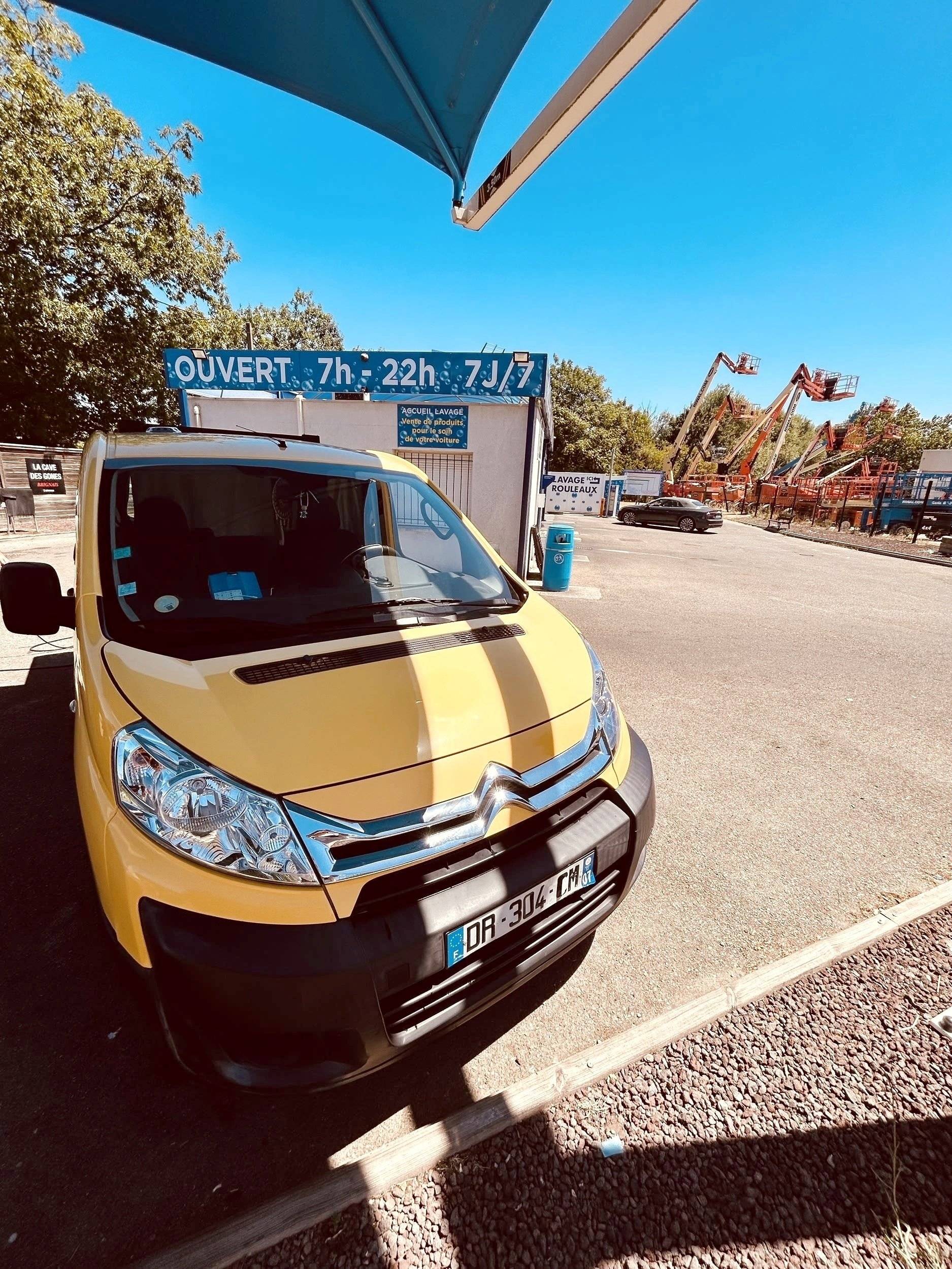 Front view from 3/4 Citroën Jumpy - Yescapa