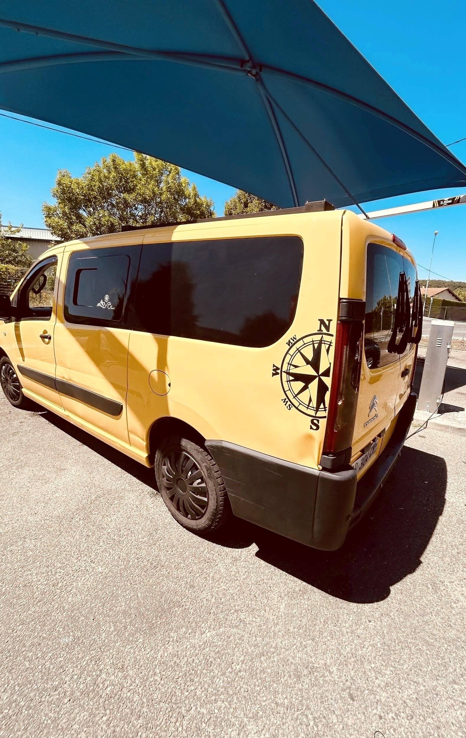 Front view from 3/4 Citroën Jumpy - Yescapa