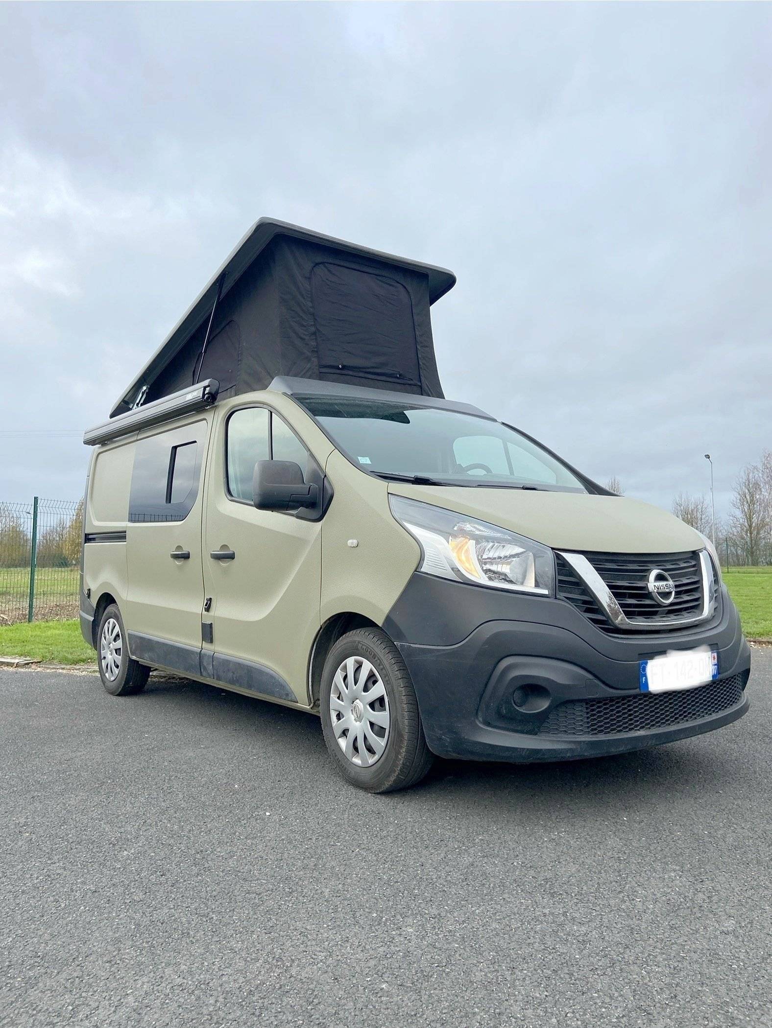 Voorkant 3/4 Nissan NV 300 - Yescapa