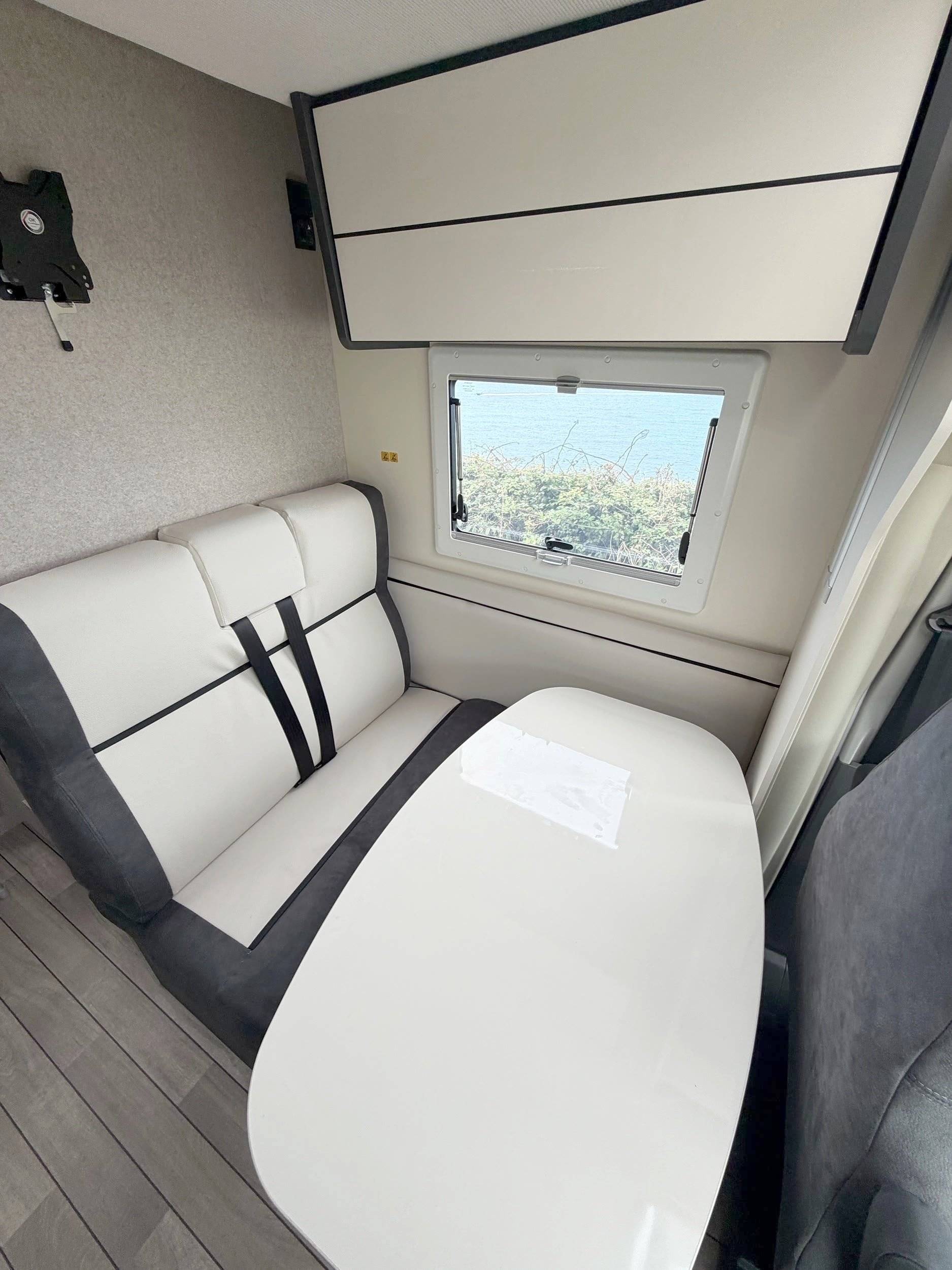 Dining Area Ford Transit 2,0 l 170 ch AUTOMATIC - Yescapa