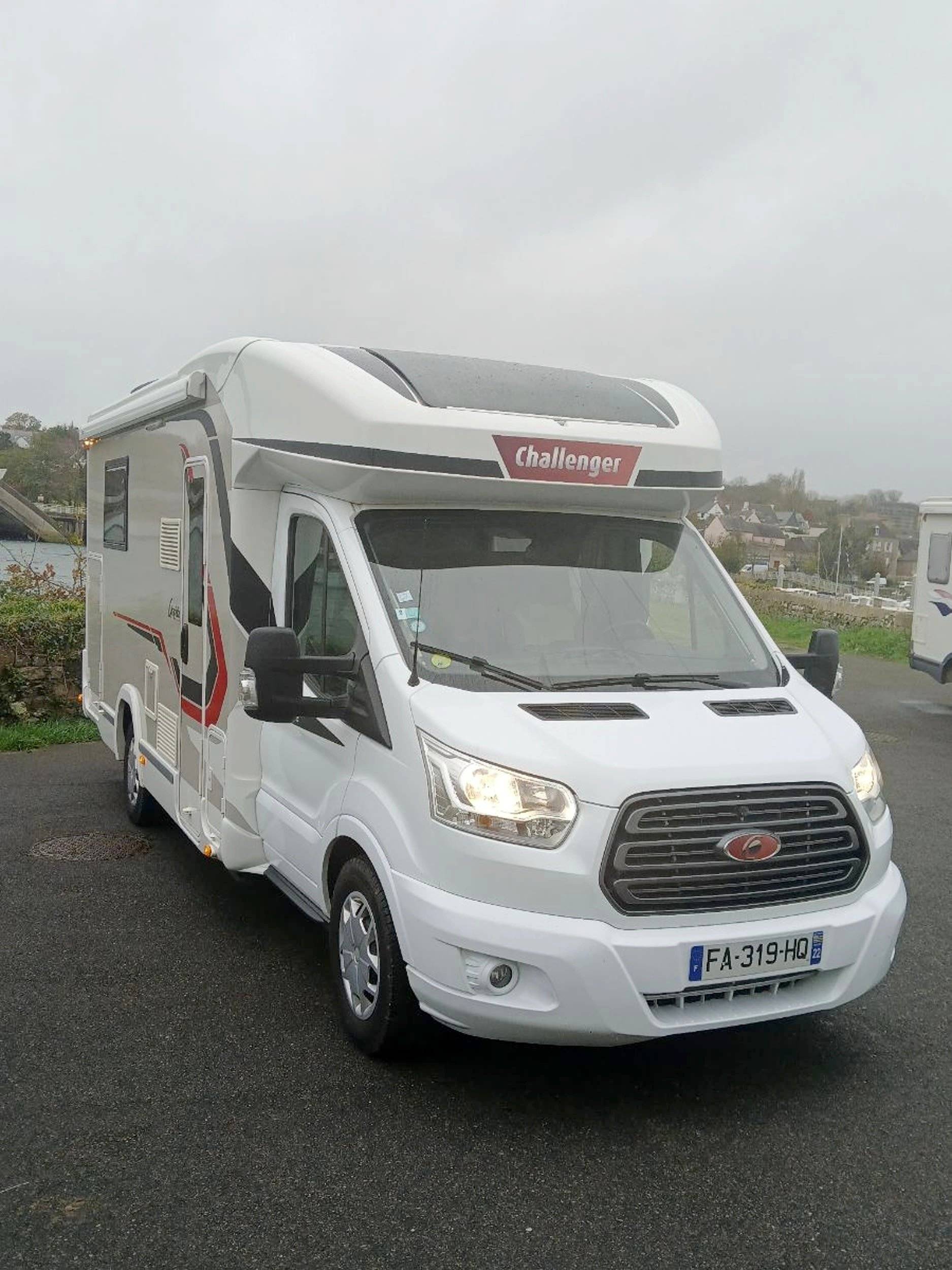 Vue avant de 3/4 Ford Transit 2,0 l 170 ch - Yescapa