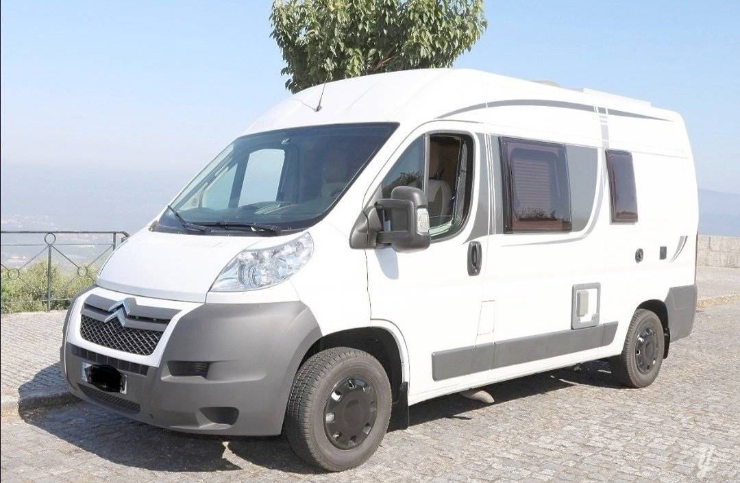 Front view from 3/4 Citroën Jumper 2,2 l 130 ch - Yescapa