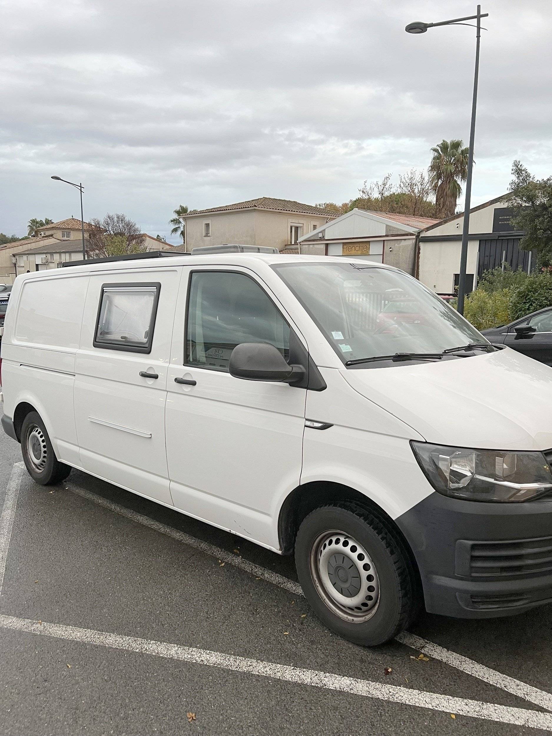 Vista del vehículo ángulo delantero Volkswagen - Yescapa