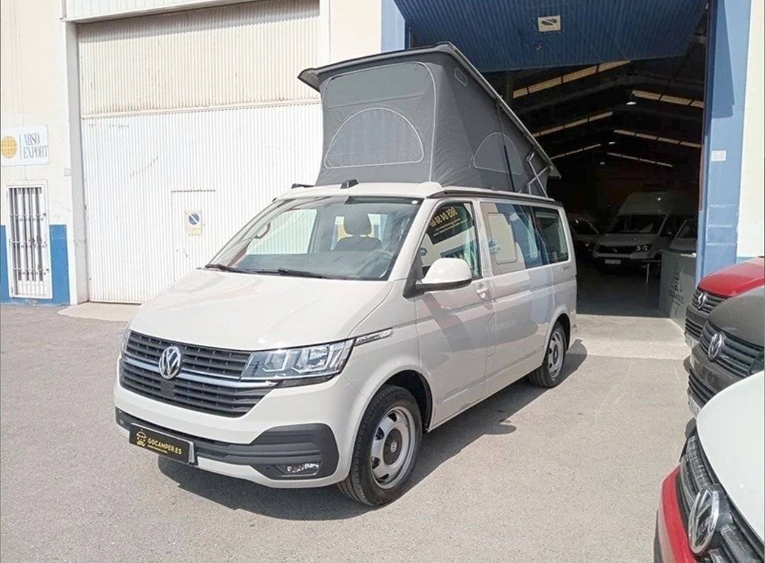 Vue avant de 3/4 Volkswagen VOLKSWAGEN CALIFORNIA - Yescapa