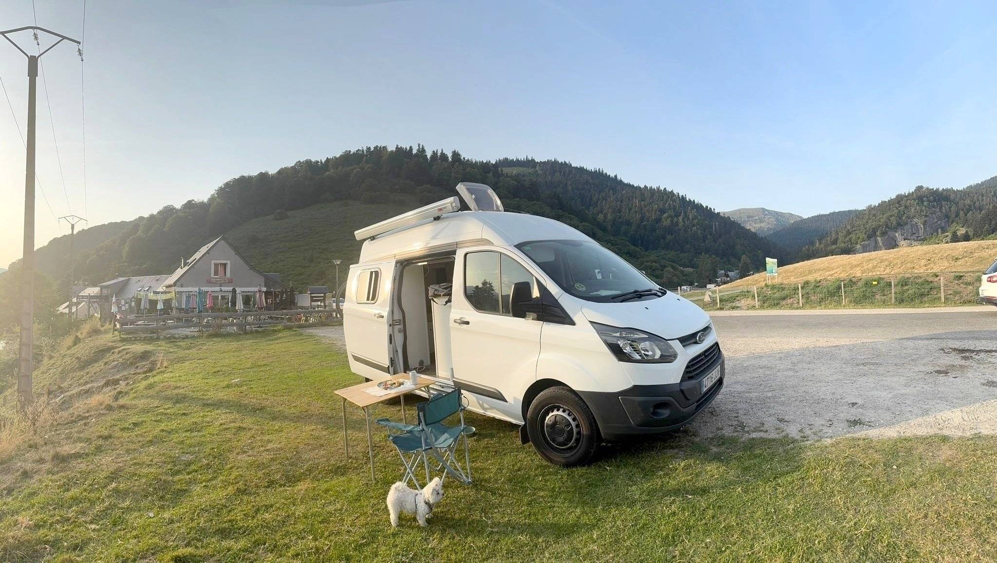 Vista frontale a ¾ Ford - Yescapa