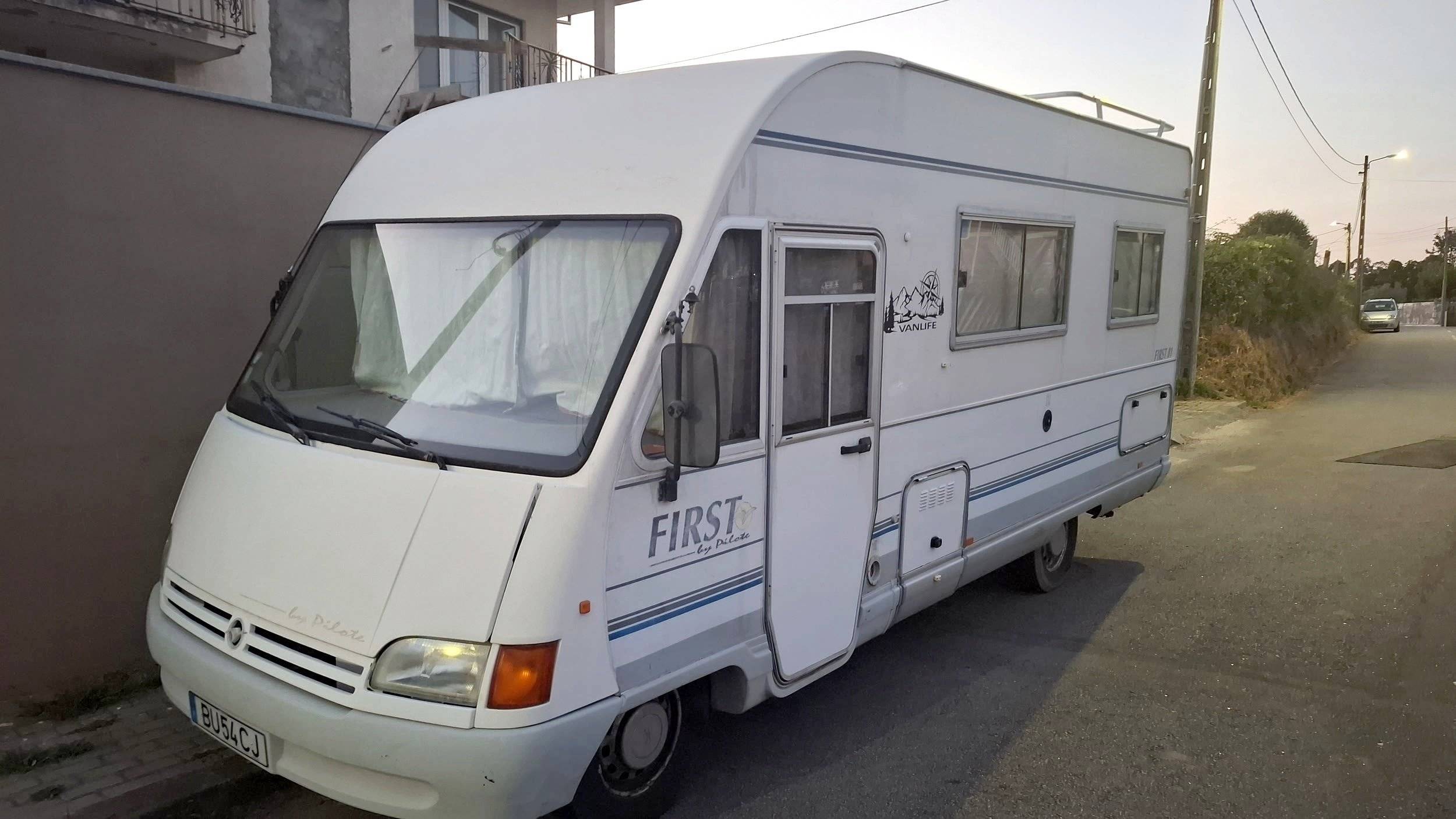 Vista frontale a ¾ Ford Transit 2,0 l 130 ch - Yescapa