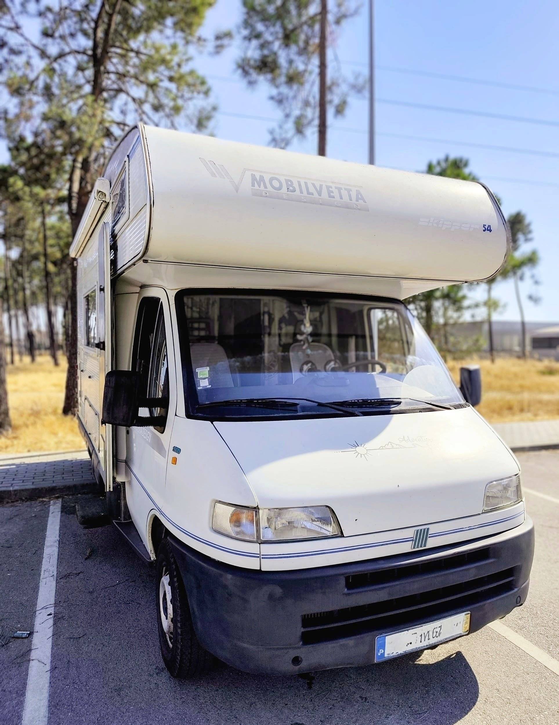 Front view from 3/4 Fiat Ducato 1.9 - Yescapa