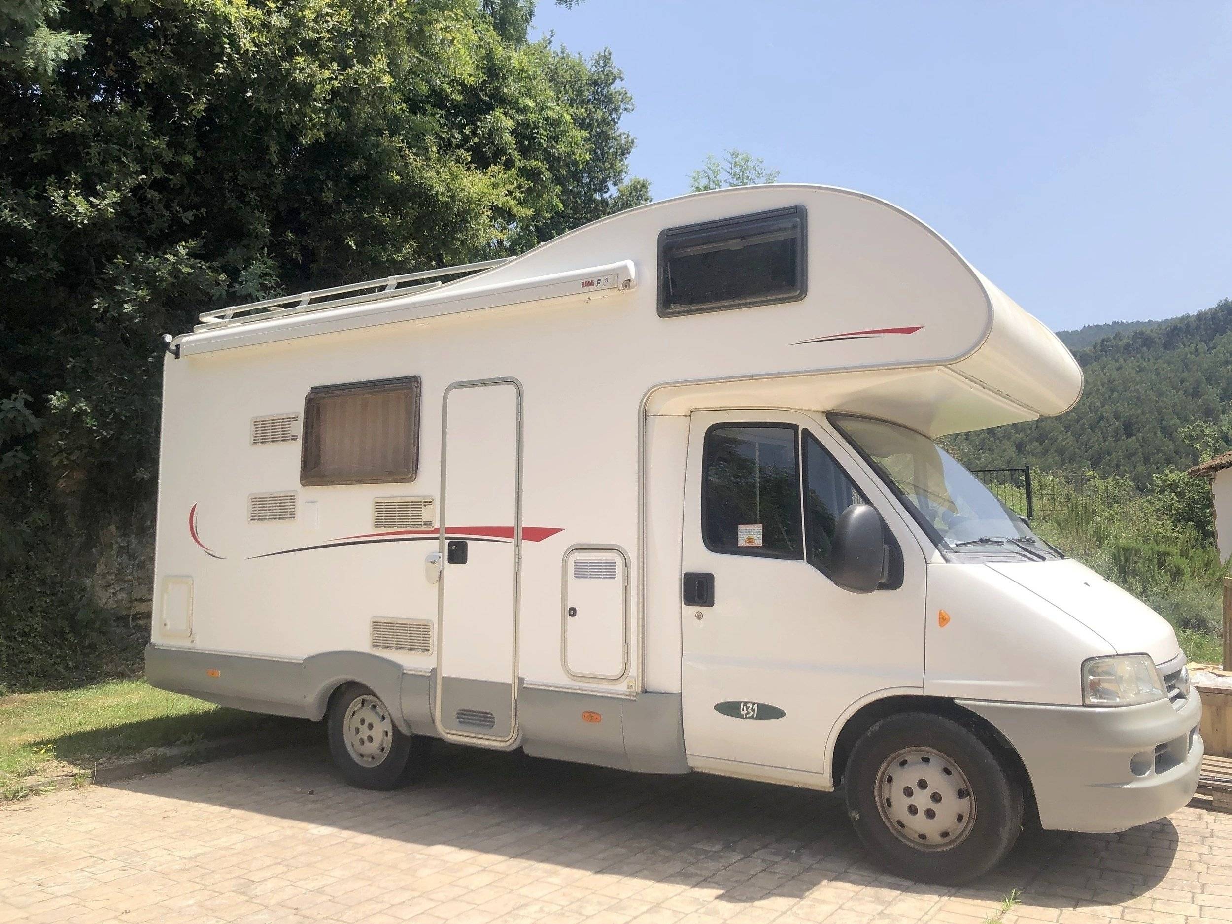 Vue avant de 3/4 Peugeot - Yescapa