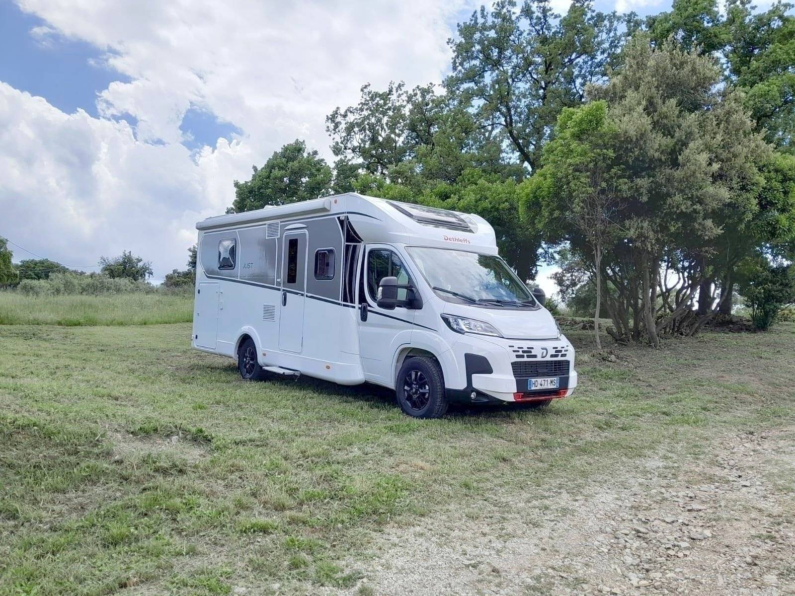 Vista del vehicle angle davanter Fiat Ducato 2,3 l 148 ch - Yescapa