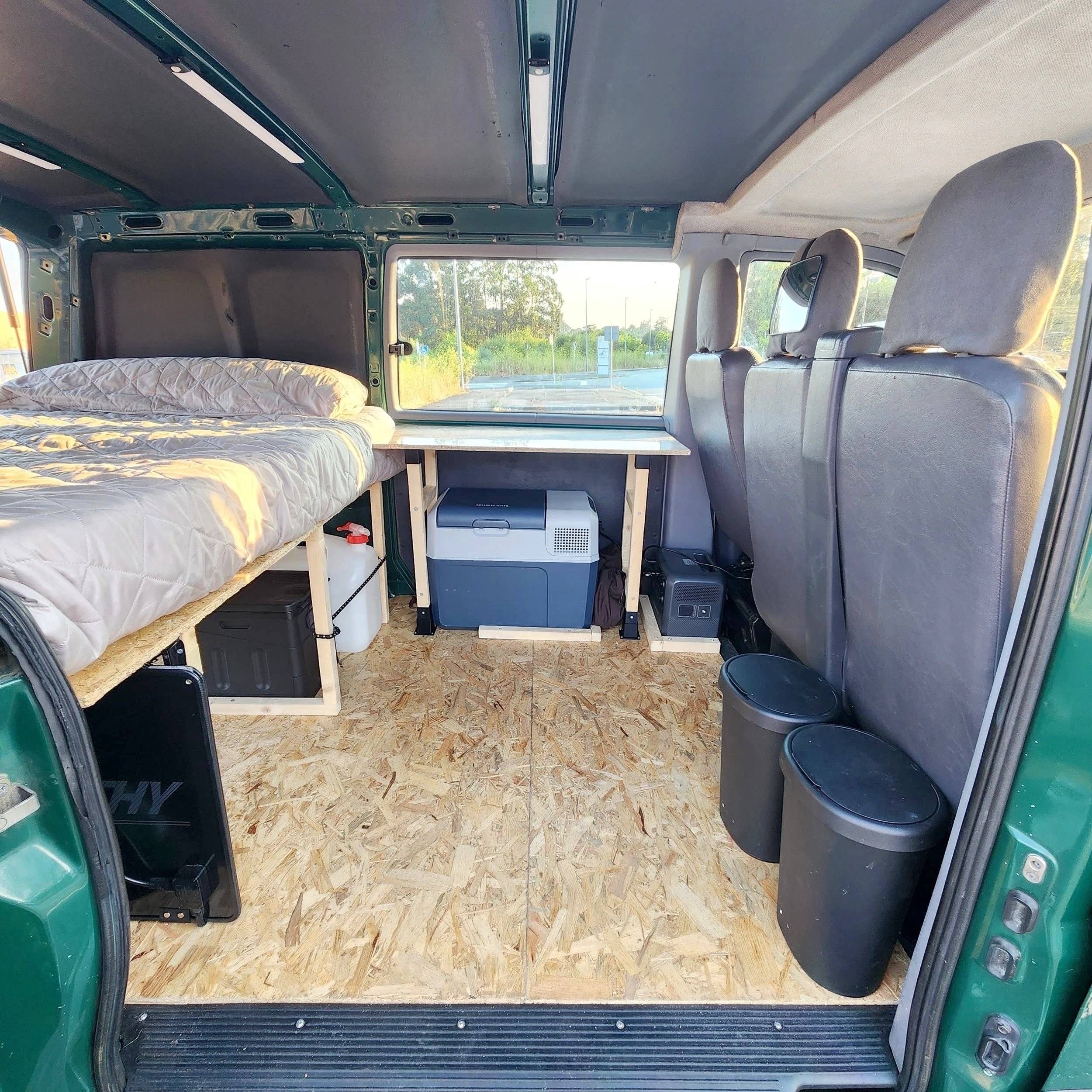 Dining Area Mercedes Vito 112 CDI - Yescapa