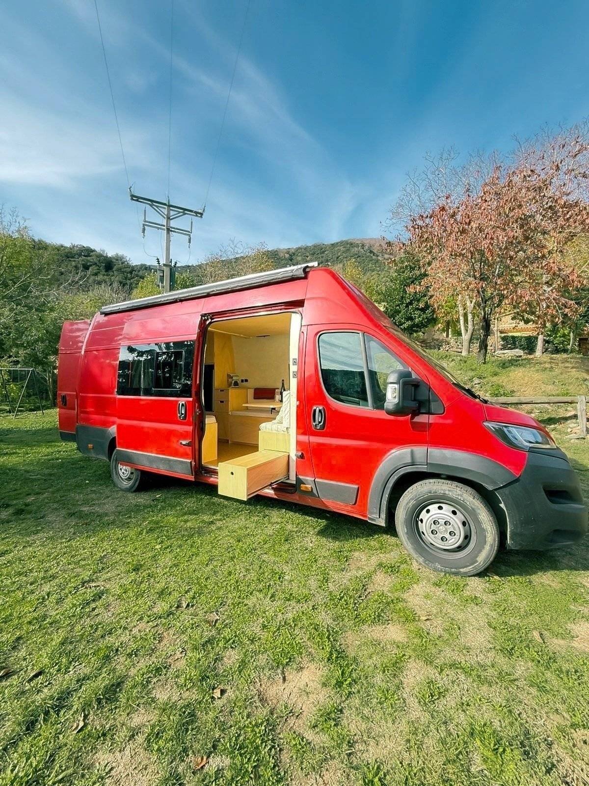 Vue avant de 3/4 Peugeot Peugeot Boxer - Yescapa