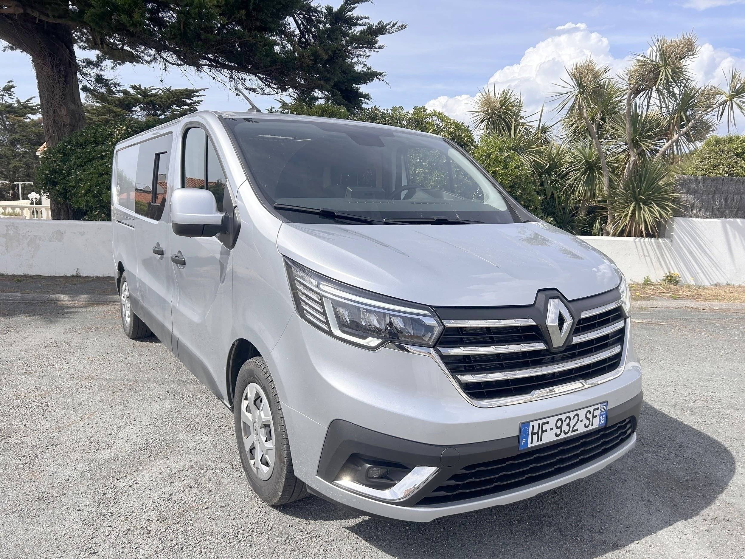 Voorkant 3/4 Renault Trafic 150cv Boite auto - Yescapa
