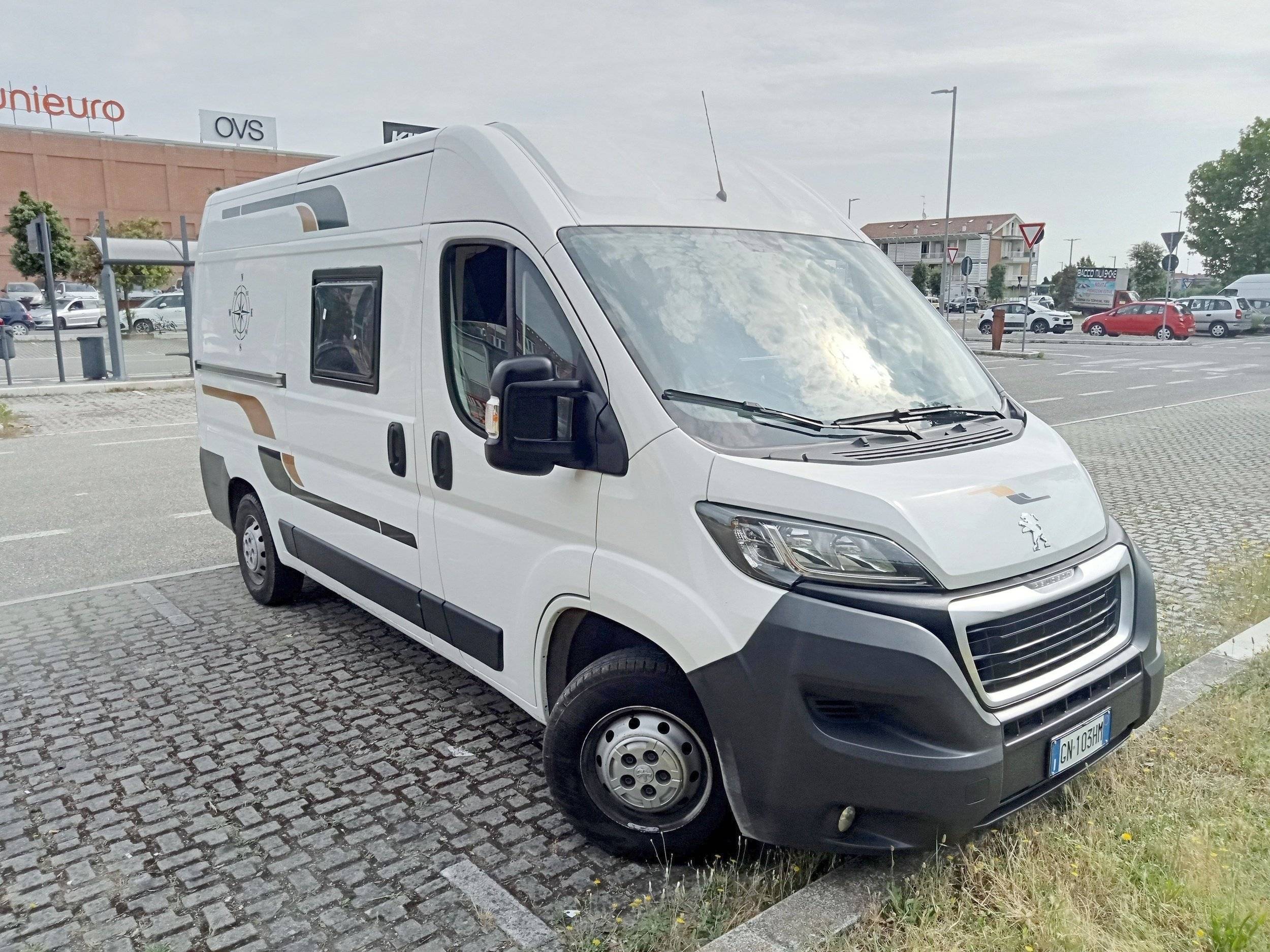 schräge Vorderansicht  - Yescapa