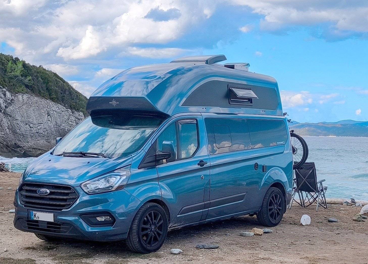 schräge Vorderansicht Ford Nugget Plus - Yescapa