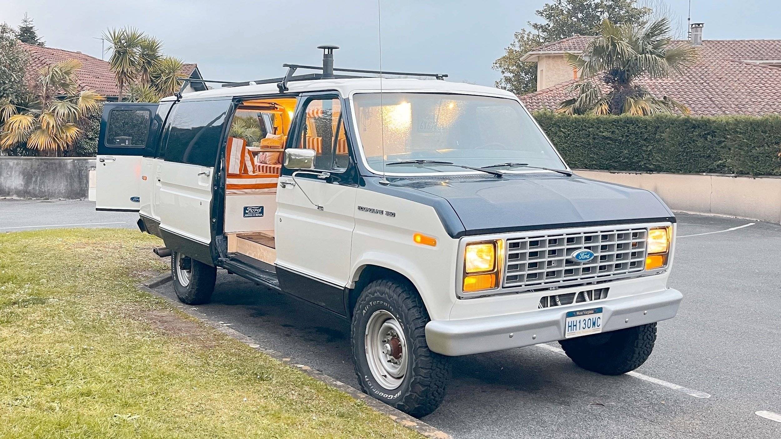 Dining Area Ford Econoline - Yescapa