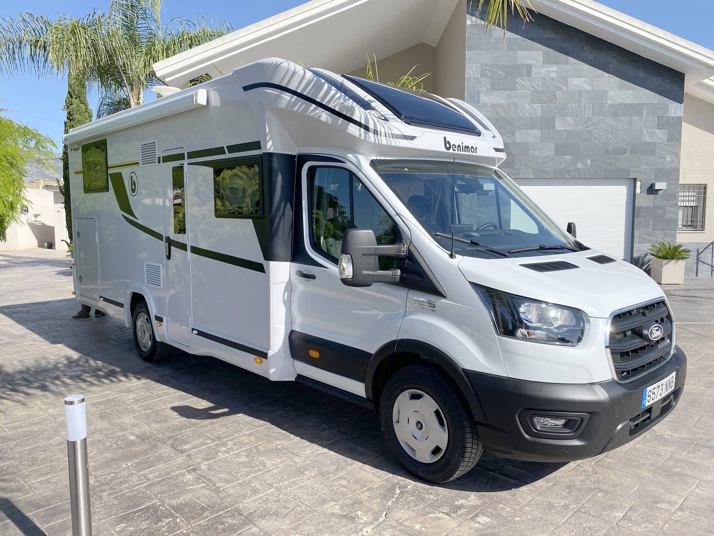 Vista del vehículo ángulo delantero Ford Transit 2,0 l 170 ch - Yescapa