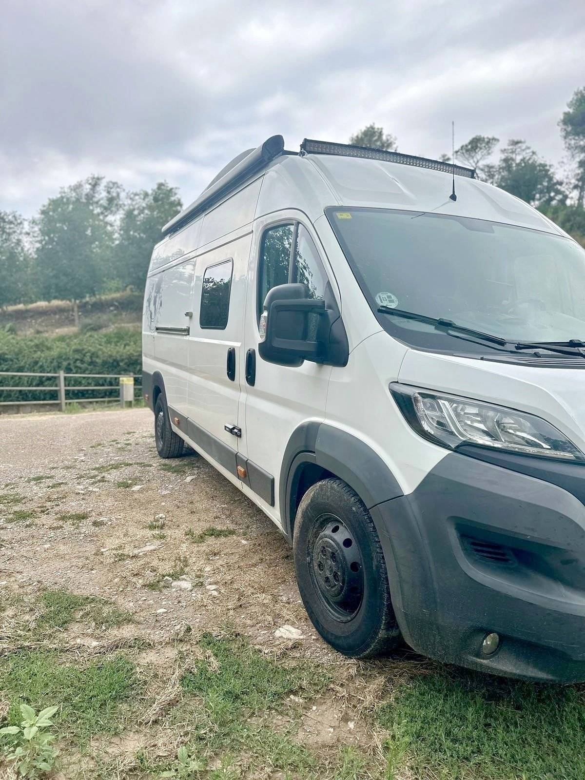 schräge Vorderansicht Peugeot Boxer L4H3 2.0 BlueHDI 163Cv - Yescapa