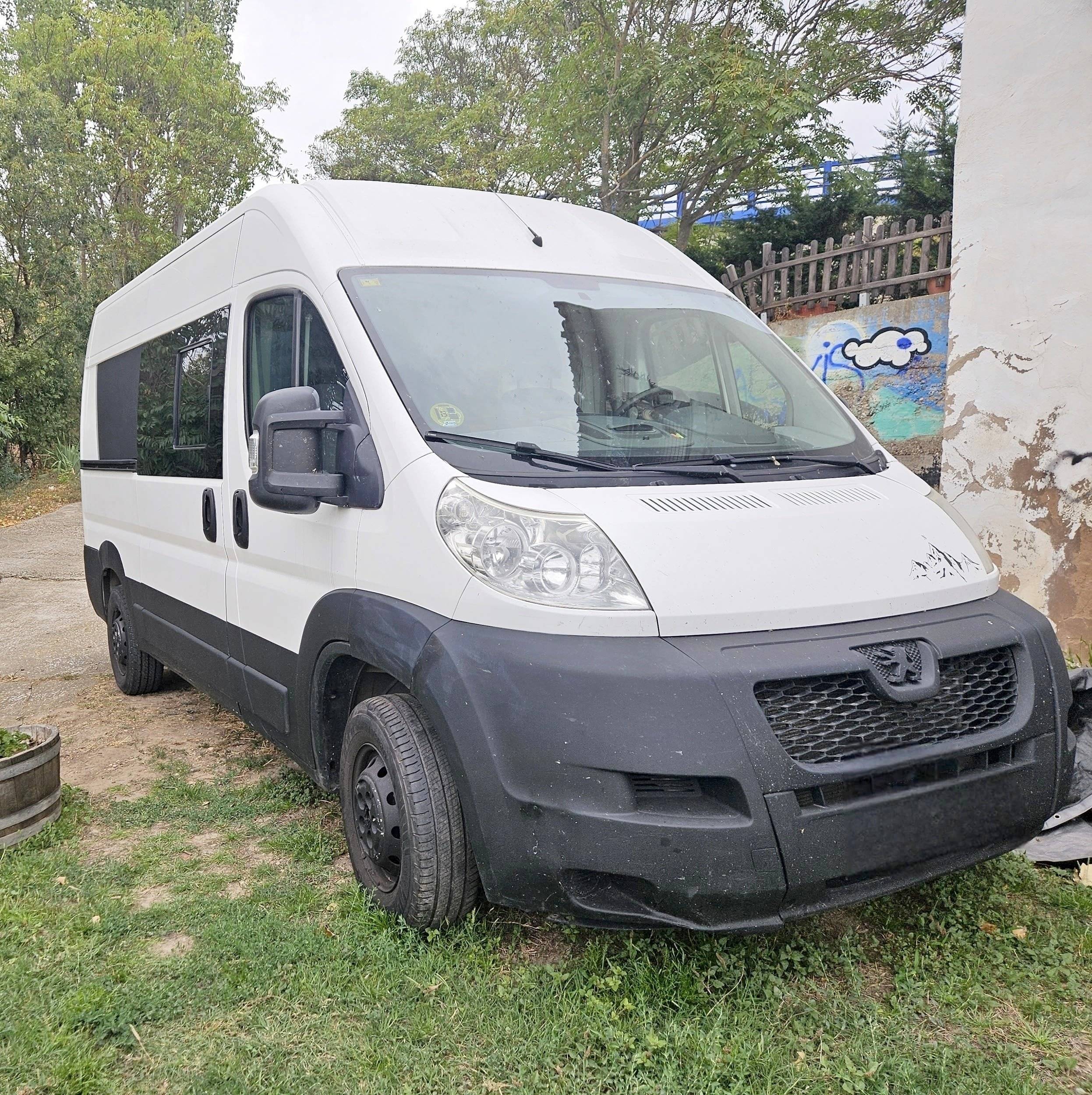 schräge Vorderansicht Peugeot Boxer 2,2 l 120 ch. - Yescapa