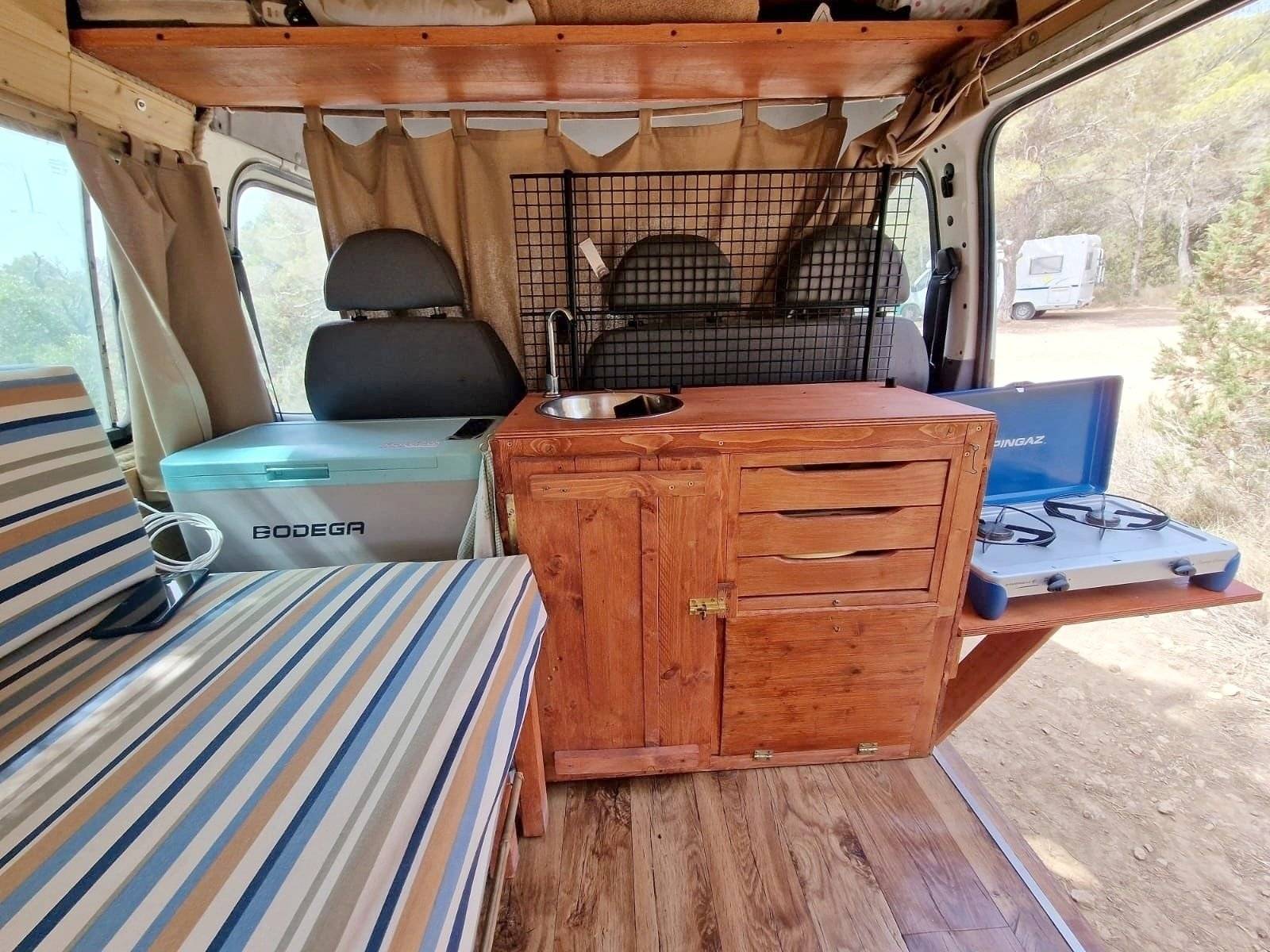Kochnische Ford Transit - Yescapa