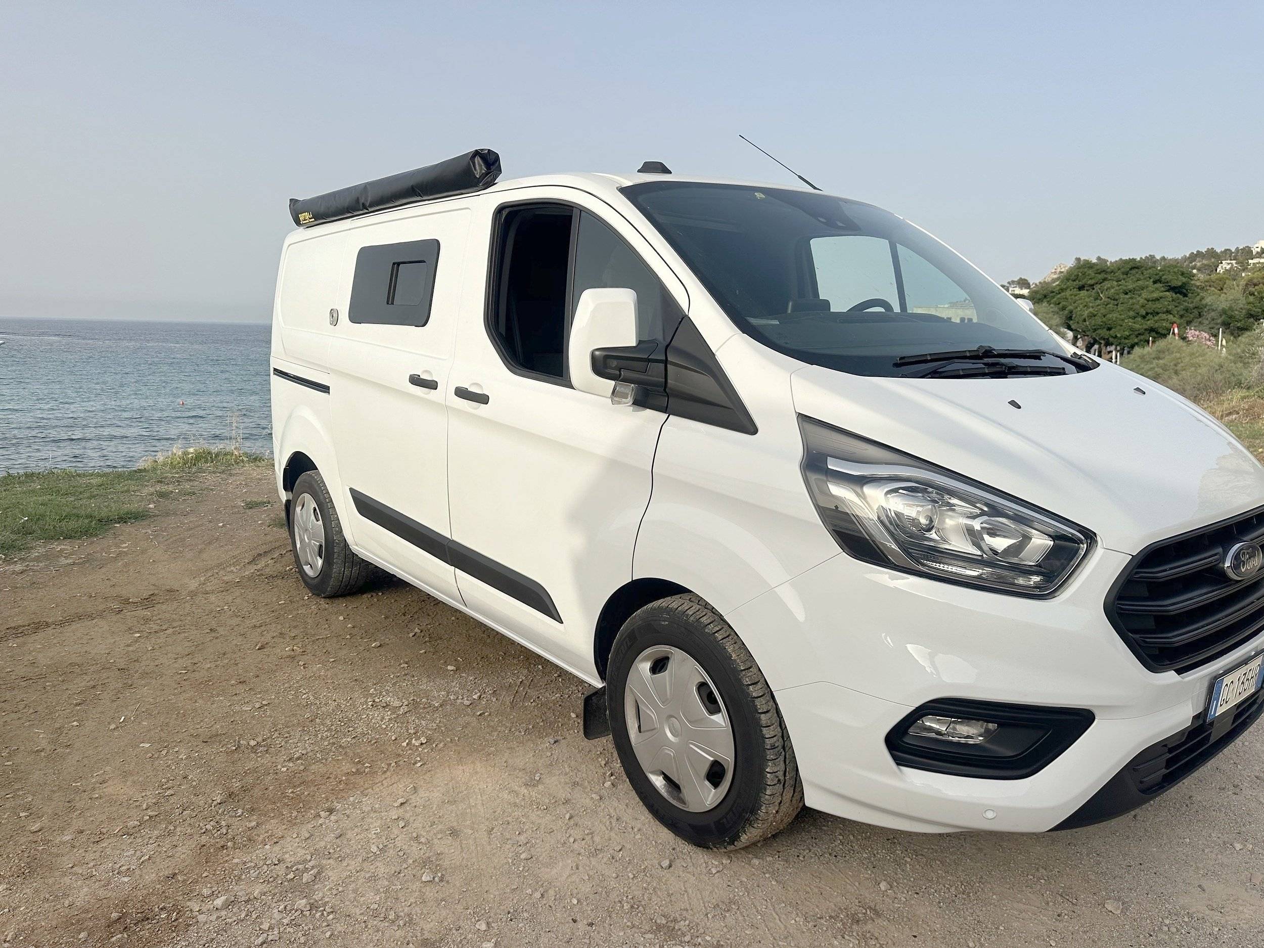 Vue avant de 3/4 Ford Transit 2,0 l 130 ch - Yescapa