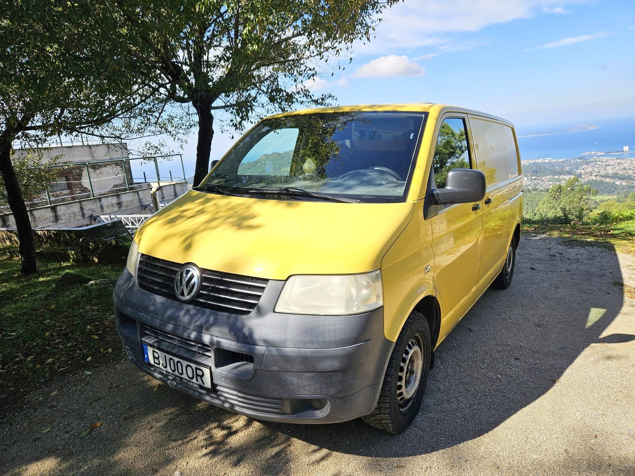 schräge Vorderansicht Volkswagen Transporter T5 1.9 TDI - Yescapa