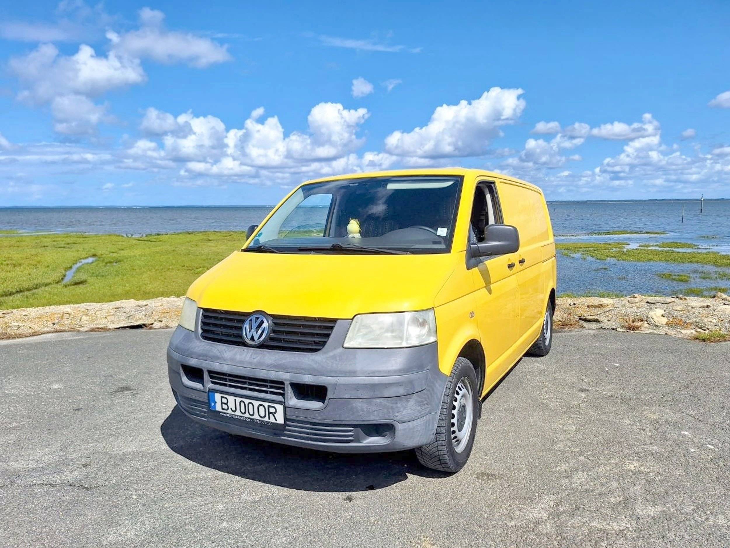 Vista frontale a ¾ Volkswagen Transporter T5 1.9 TDI - Yescapa