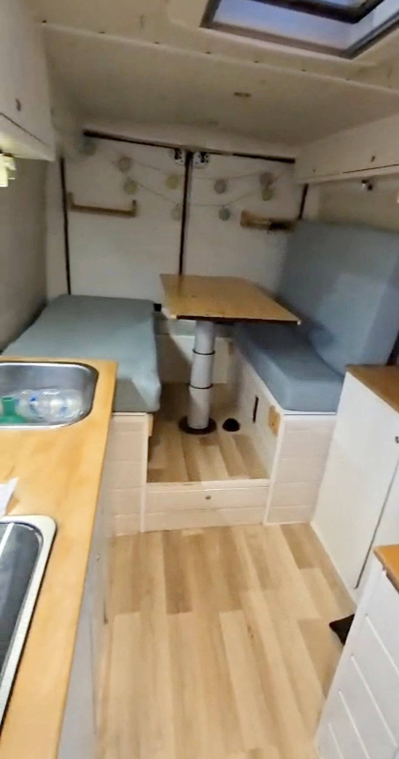 schräge Vorderansicht Peugeot Boxer 2,2 l hdi 130 ch - Yescapa