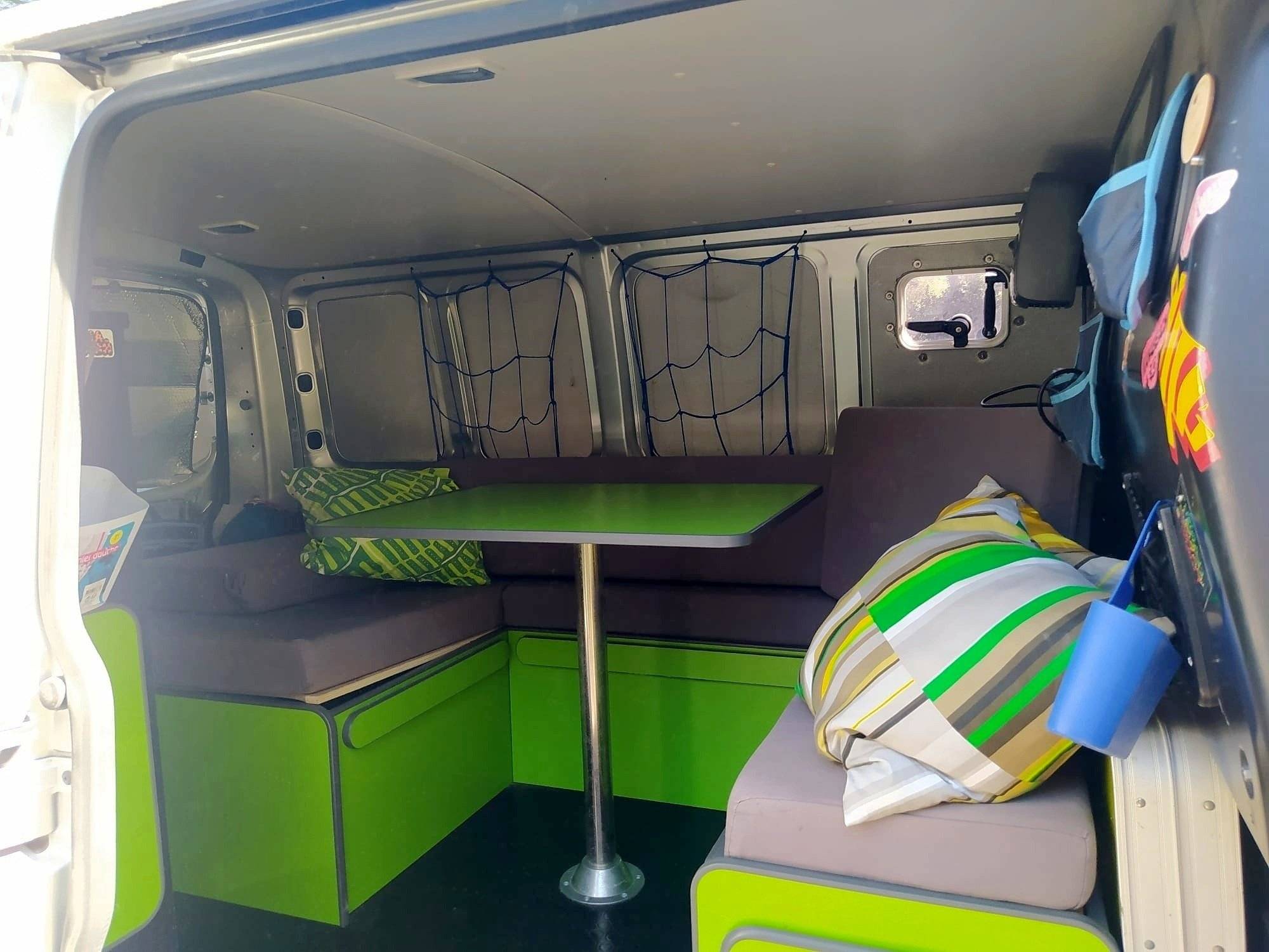 Dining Area Volkswagen Transporter - Yescapa