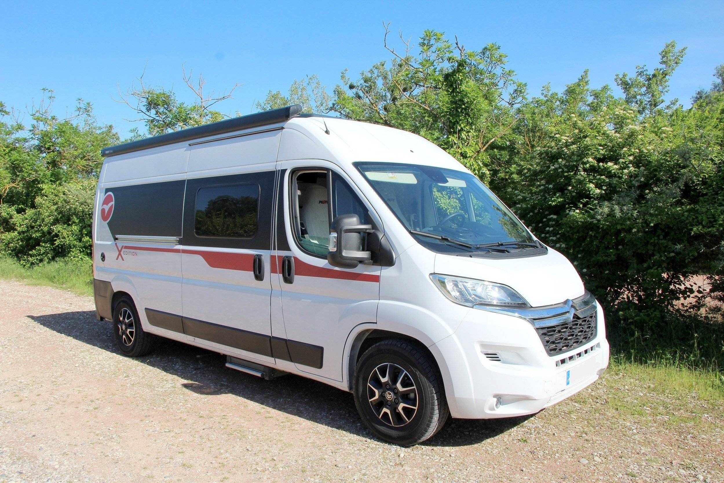 Vista del vehículo ángulo delantero Citroën 2.2L 140CV - Yescapa