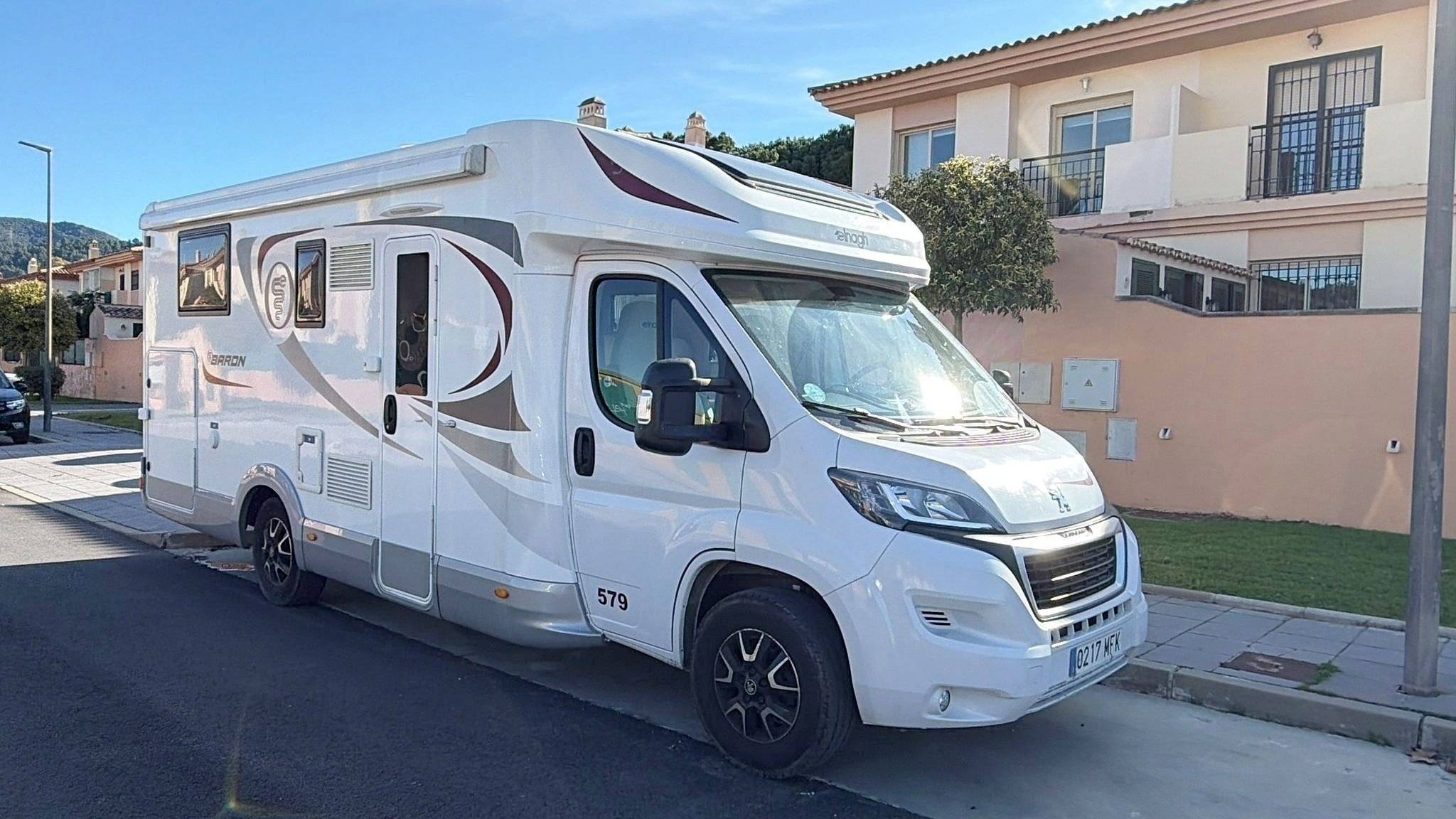 schräge Vorderansicht Peugeot - Yescapa