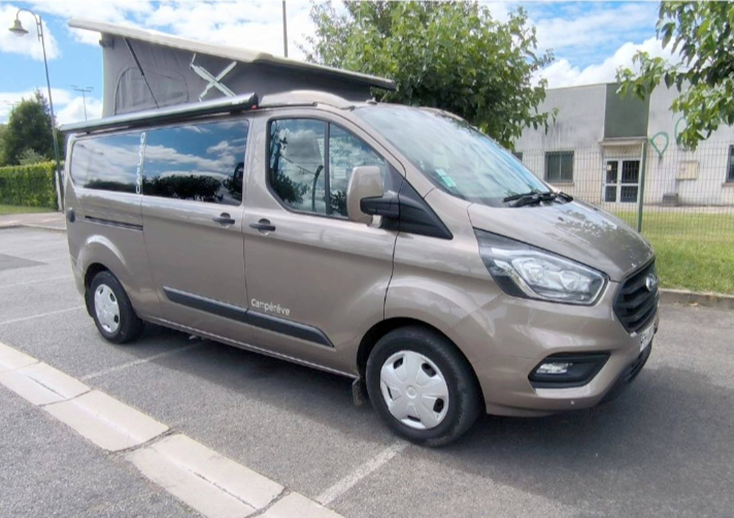 Voorkant 3/4 Ford Custom 2,0 l 130 ch - Yescapa