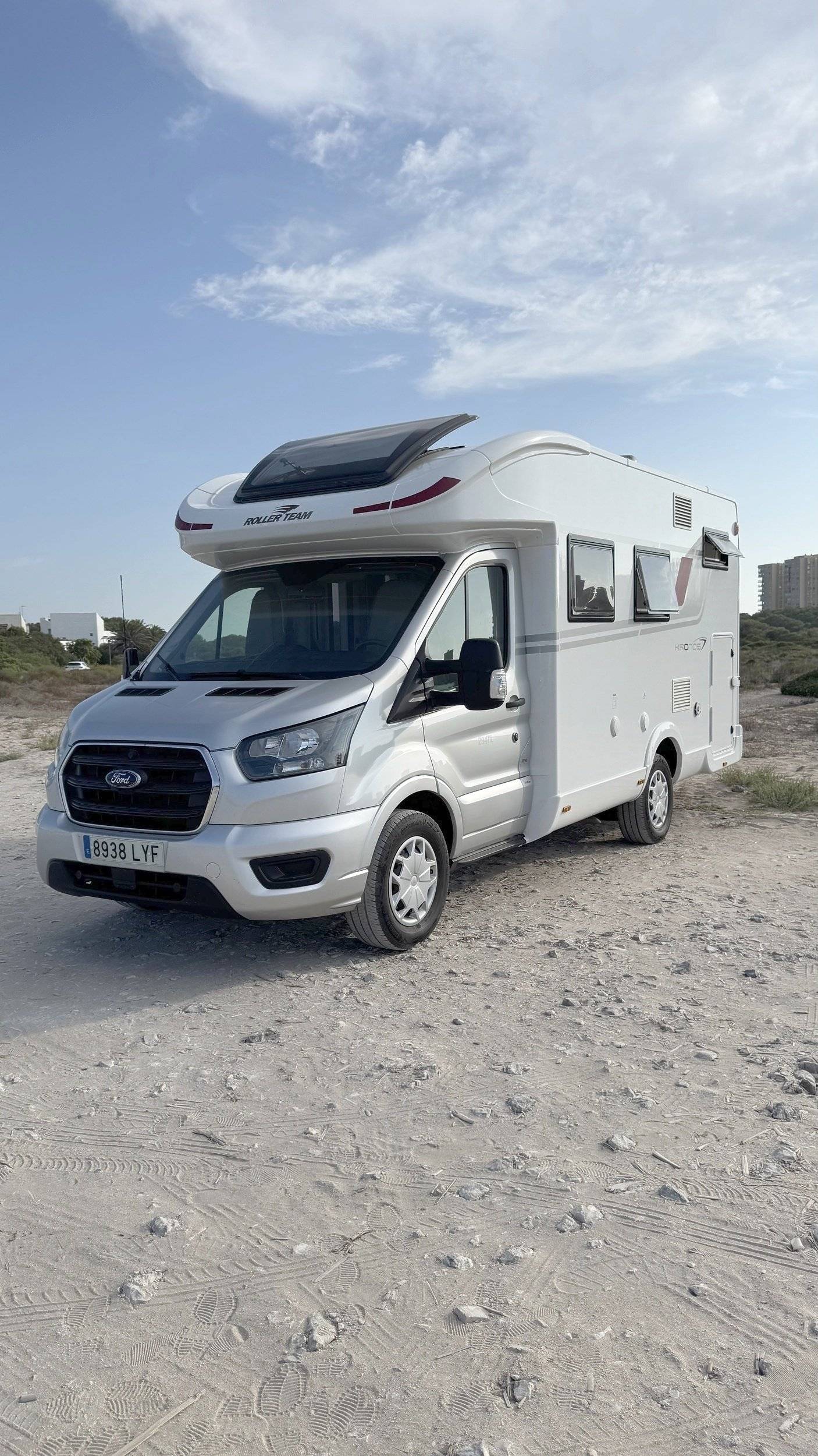 Vista del vehículo ángulo delantero Ford Transit 2.0 TDI 170 CV - Yescapa