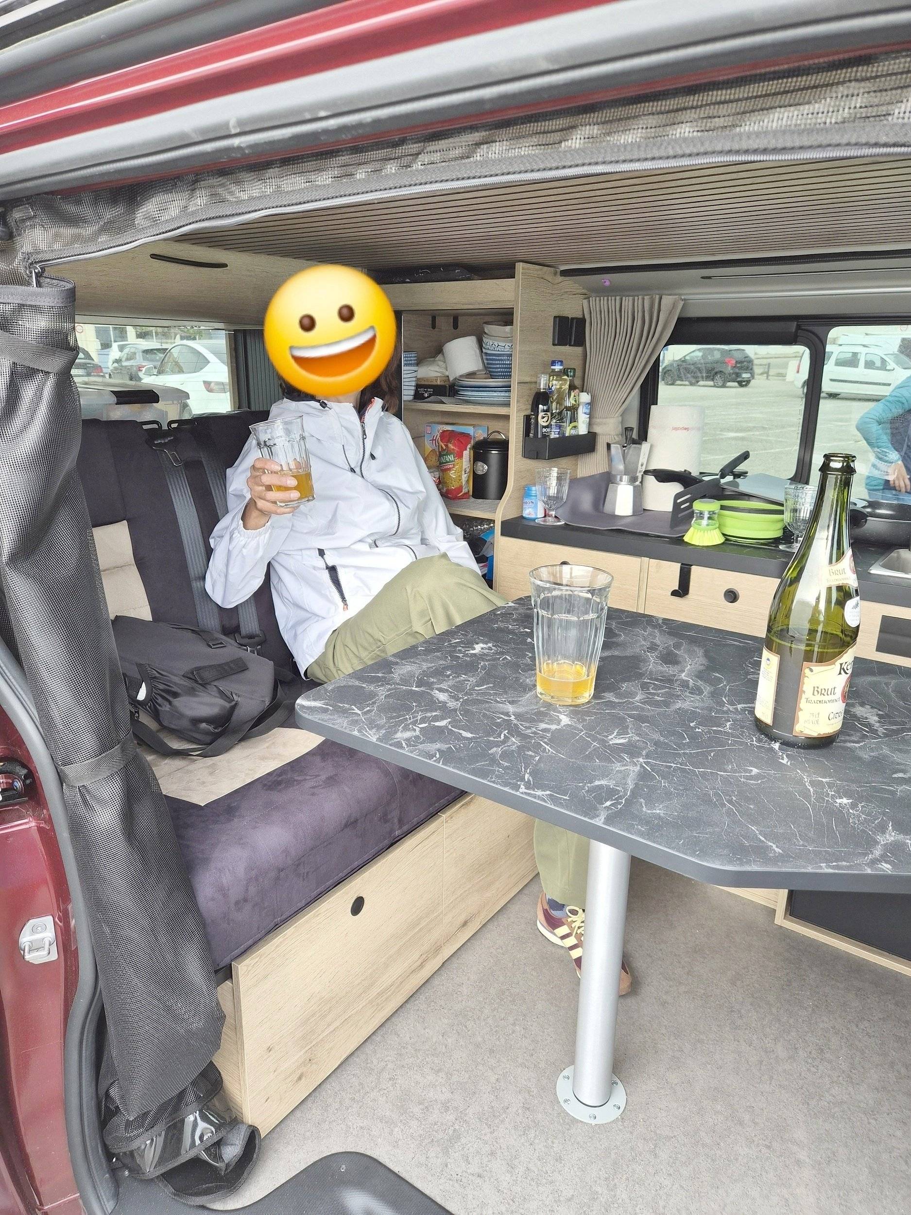 Dining Area Renault 2,0 l dCi 115 ch - Yescapa