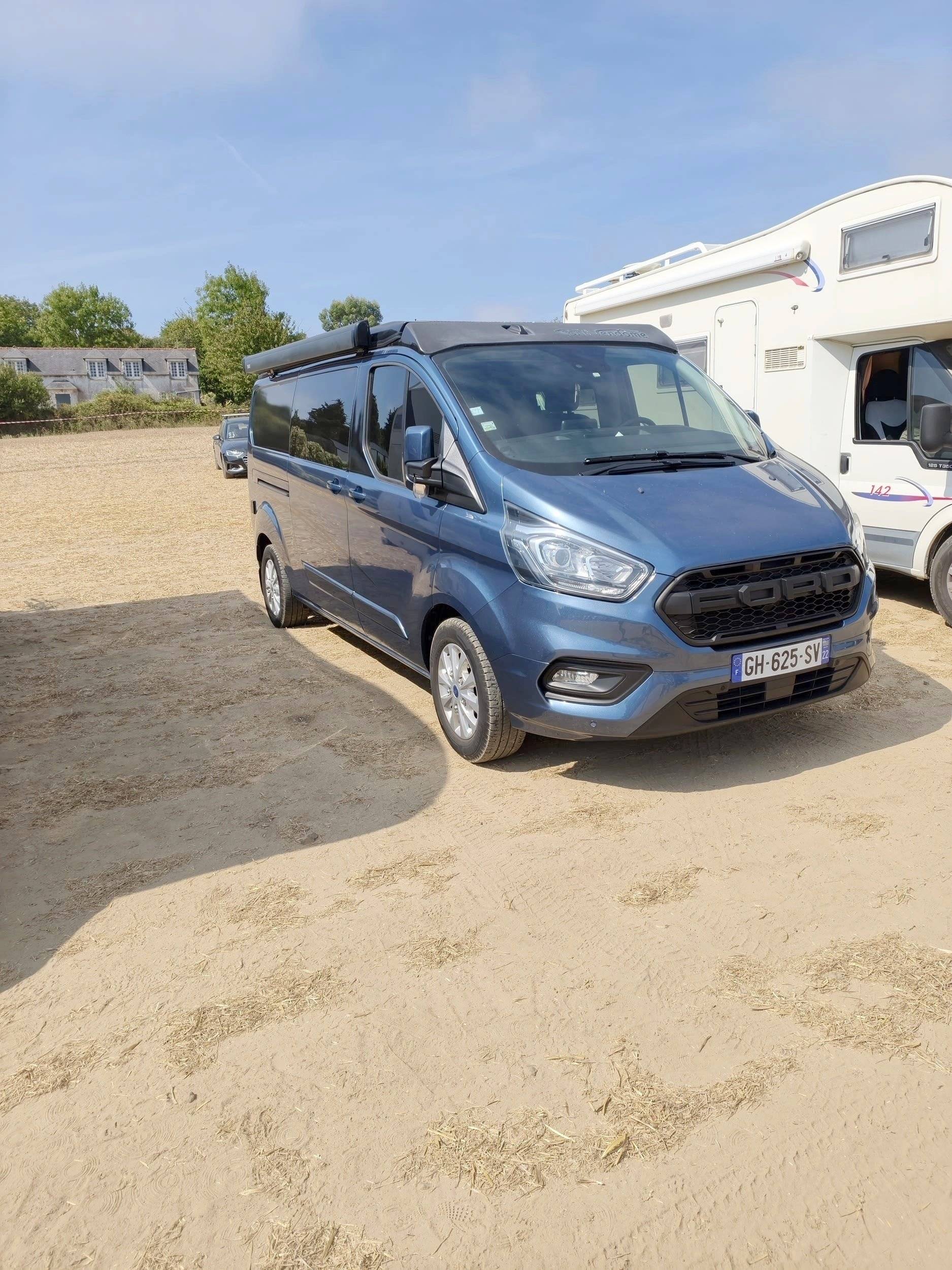schräge Vorderansicht Ford FORD TRANSIT CUSTOM 136CV BOITE AUTO - Yescapa