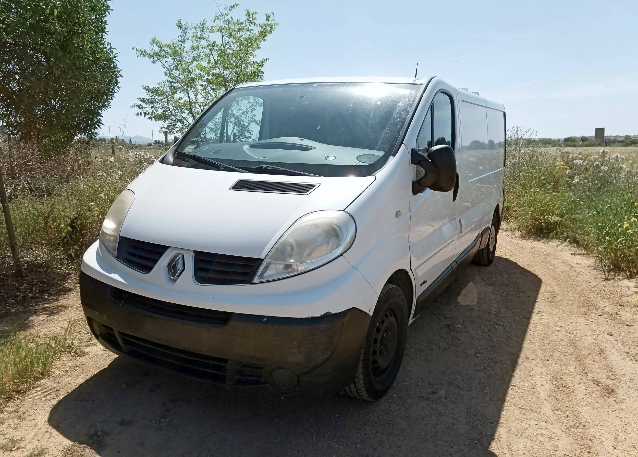 Front view from 3/4 Renault Renault - Yescapa