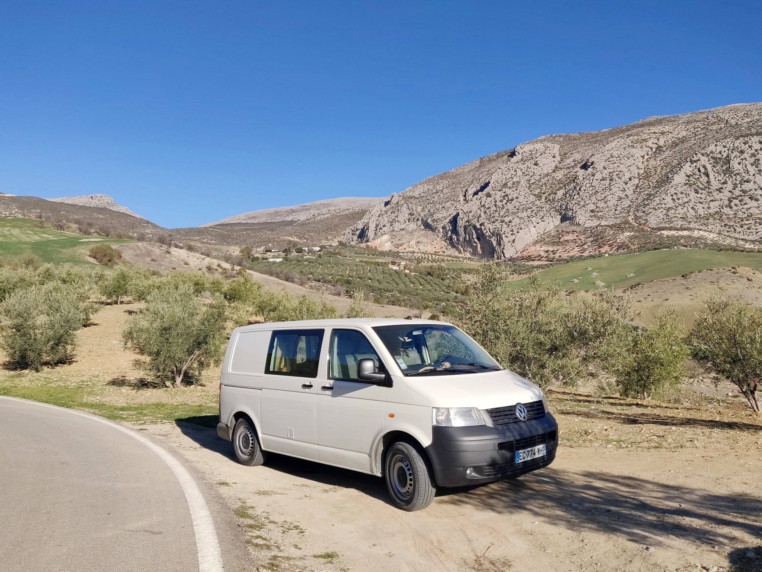 Vue avant de 3/4 Volkswagen 2,5l TDI 130 ch - Yescapa