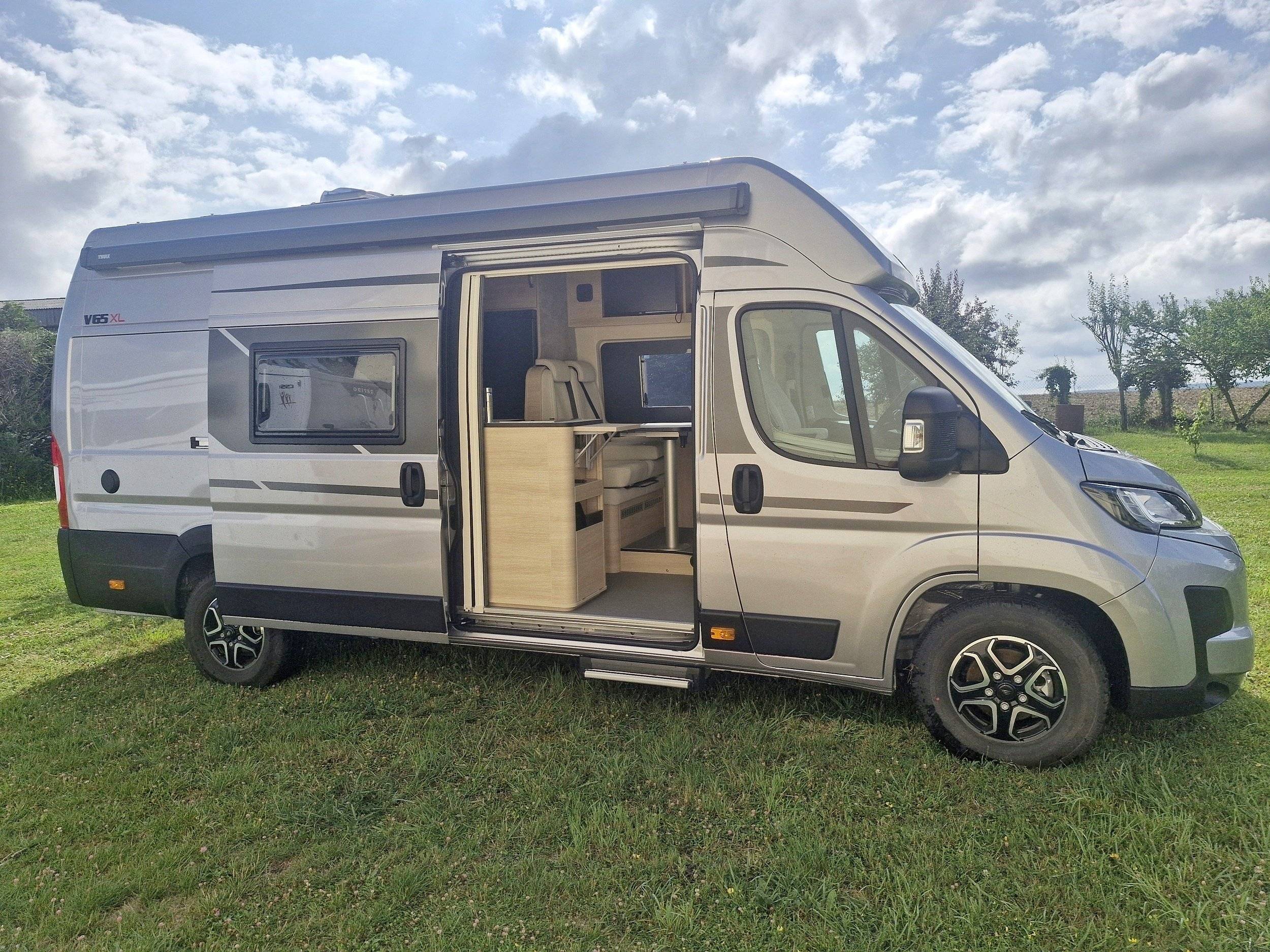 Vue avant de 3/4 Fiat Ducato 2,2 140cv - Yescapa